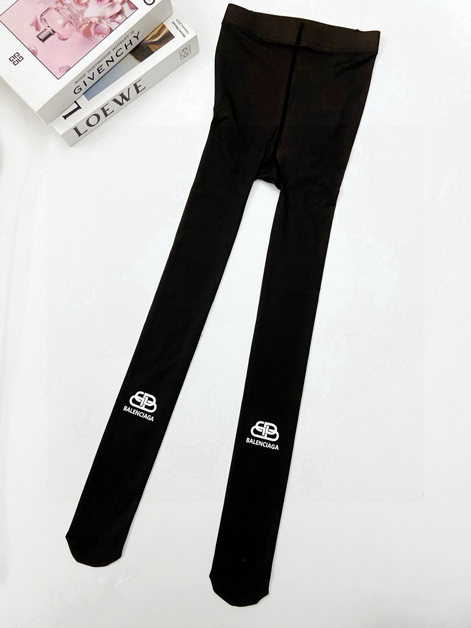 NO:299438,[Thickened model] Packaging [One box, one pair] Balenciaga Ins hot product, thickened velvet stockings in autumn and winter, water-light black silk transparent skin base plus velvet pantyhose pairs!  Extra elasticity. It is easy to see the explosive trendy brand stockings with a slight skin-transparent feeling, warm and comfortable. There are so many celebrities and celebrities who are the same style!  A must-have item for trendy people in autumn and winter, which is super high-quality and fashionable, and it is very fashionable~~ Recommended and recommended~~ Must-in-one small item!  !  socks, stockings, socks, balenciaga, balenciaga, socks19860909【加厚款】 配包装【一盒一双】 Balenciaga 巴黎世家 ins爆款,秋冬加厚加绒丝袜 ,水光黑丝透肤打底加绒连裤袜对版高货！超大弹力. 好看到爆炸 的潮牌丝袜轻微的透肤感,保暖又舒适. 超多明星 红人同款 ！潮人秋冬必备单品 ,搭配起来超高逼格 ,时髦度爆表啊啊啊啊～～推荐推荐推荐～～必入时髦小单品！！袜子,丝袜,袜子,balenciaga,balenciaga,socks,accessory