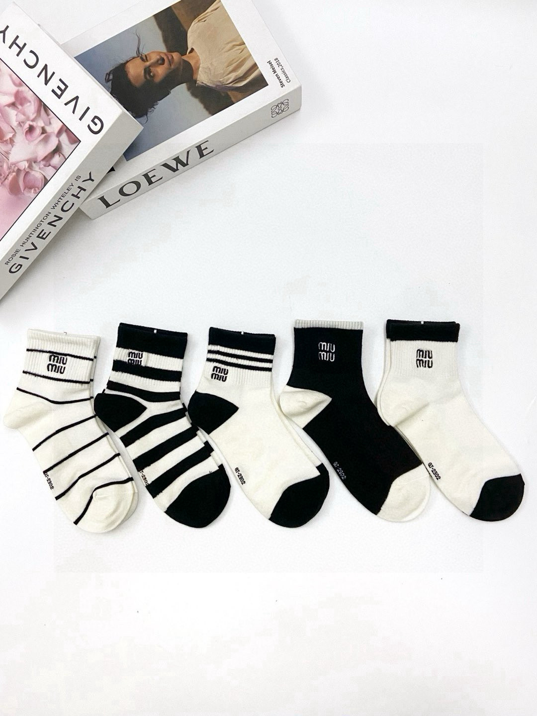NO:299430,Packaging [one box of 5 pairs] Miumiu European and American trendy brands Spring and summer thin styles Classic letter logo Medium stockings, Ins super popular solid color socks, must-have for trendy people, classic color matching with embroidered letter logo, personalized and fashionable versatile style, you deserve socks, stockings, socks, miumiu, socks19860909配包装【一盒5双】 缪缪miumiu 欧美潮牌 春夏季薄款 经典字母logo 中筒袜 ,ins超火爆纯色袜 ,潮人必备 ,经典配色 搭配刺绣字母logo,个性时尚百搭款,你值得拥有哦袜子,丝袜,袜子,miumiu,socks,accessory
