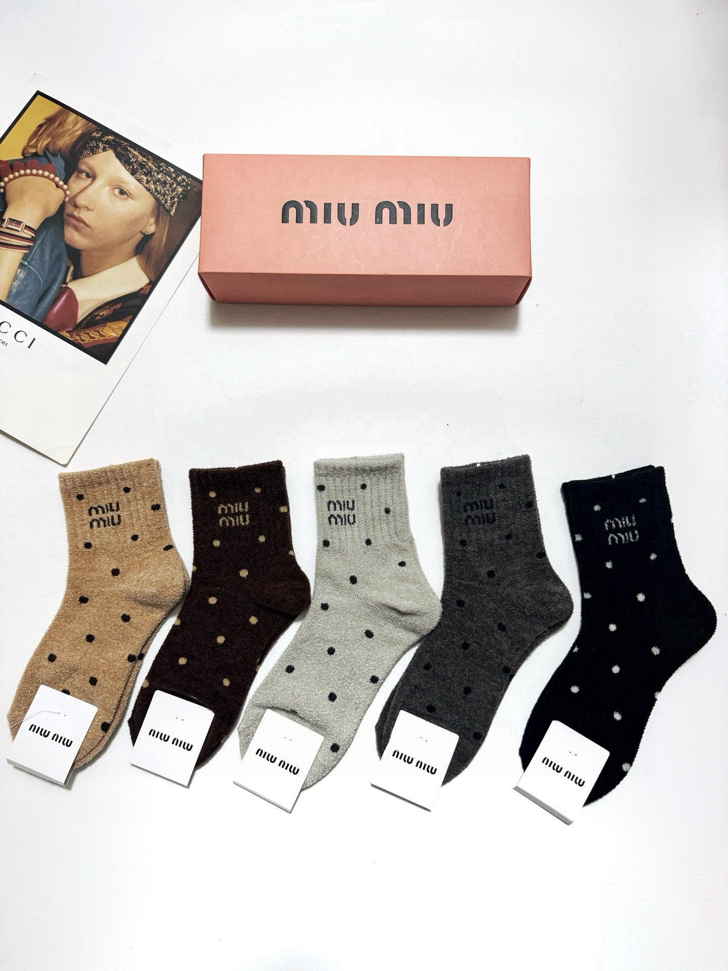 NO:299455,Packaging [one box of 5 pairs] Miumiu classic letter logo coral velvet socks!  Super soft and skin-friendly!  Ins hits!  The counter is on sale and you can see the explosion!  Super high quality!  Classic is out of date!  The quality of counter purchasing agents that trendy people must be missing, and it is very easy to wear!  Recommended recommendations~~ Must-in-apple small items!  !  socks, stockings, socks, miumiu, socks19860909配包装【一盒5 双】 缪缪 miumiu 经典字母 logo珊瑚绒中筒袜 ！超级软糯亲肤！ ins爆款！专柜在售ing 好看到爆炸 ！超高品质！经典不过时！潮人必不能少的专柜代购品质 ,巨好穿！推荐推荐推荐～～必入小单品！！袜子,丝袜,袜子,miumiu,socks,accessory