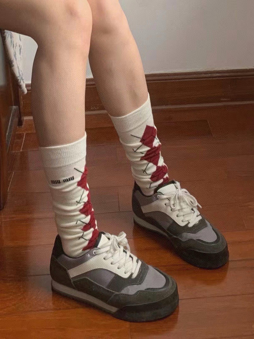 NO:299461,Packaging [one box, one pair] Miumiu classic letter logo pure cotton socks, calf pile socks, ins super popular and popular, exquisite fabric, must-have for trendy people, classic color matching, personalized and fashionable versatile style, you deserve socks, stockings, socks, miumiu, socks19860909配包装【一盒一 双】 缪缪 miumiu 经典字母logo纯棉袜 小腿堆堆袜,ins超火爆红人同款,精美 面料,潮人必备 ,经典配色 个性时尚百搭款,你值得拥有哦袜子,丝袜,袜子,miumiu,socks,accessory