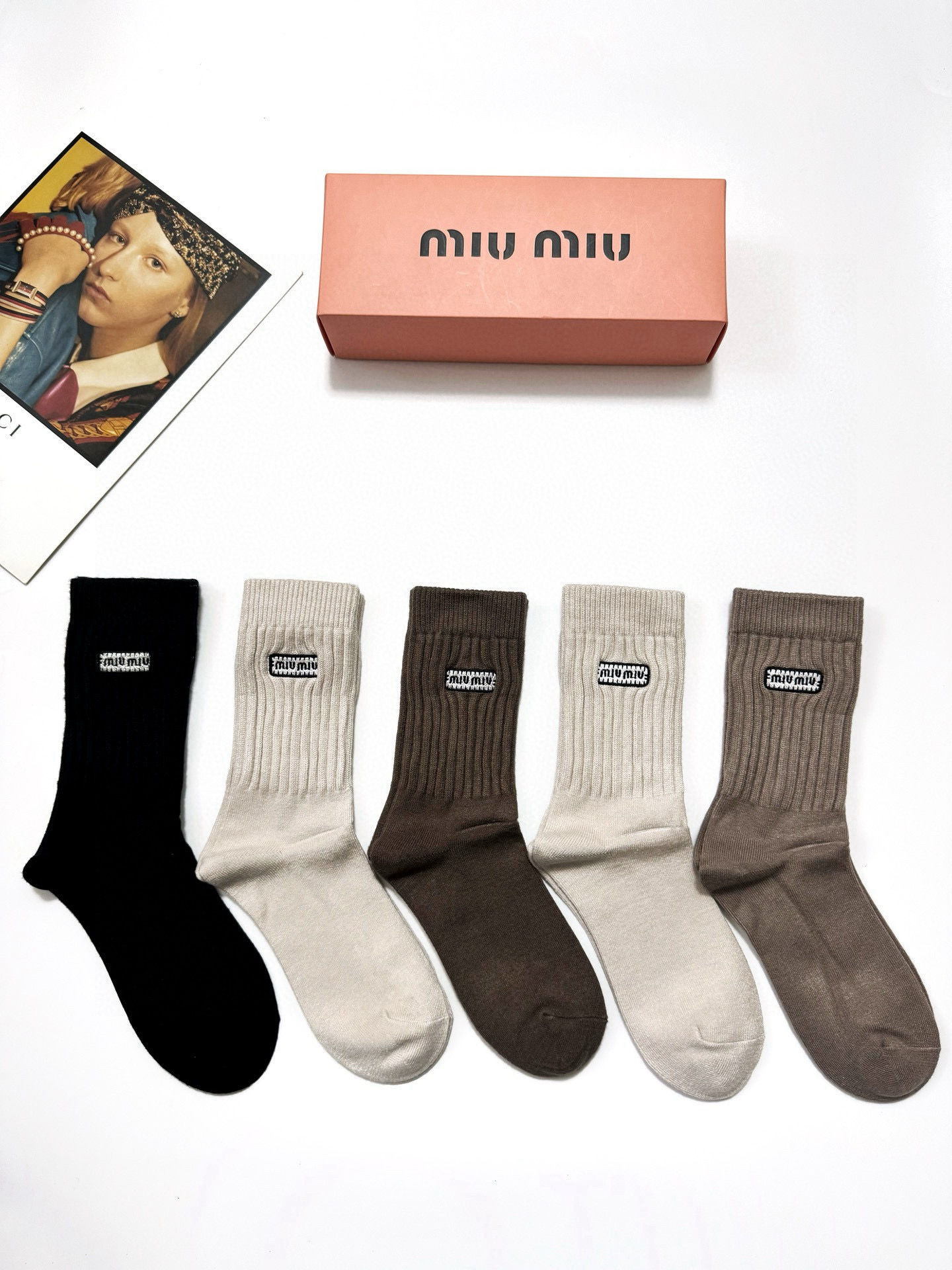 NO:299465,Packaging [one box 5 pairs] Miumiu classic embroidered letter logo cashmere blended mid-tube socks, heavy industry embroidery craftsmanship, ins super popular style, matched with exquisite fabrics, warm and fashionable, a must-have for trendy people, personalized and fashionable, you deserve socks, stockings, socks, miumiu, socks19860909配包装【一盒5 双】 缪缪 miumiu 经典刺绣字母logo 羊绒混纺中筒袜 ,重工刺绣 工艺,ins超火爆红人同款,搭配精美面料,保暖又时尚 潮人必备 ,个性时尚百搭款,你值得拥有哦袜子,丝袜,袜子,miumiu,socks,accessory
