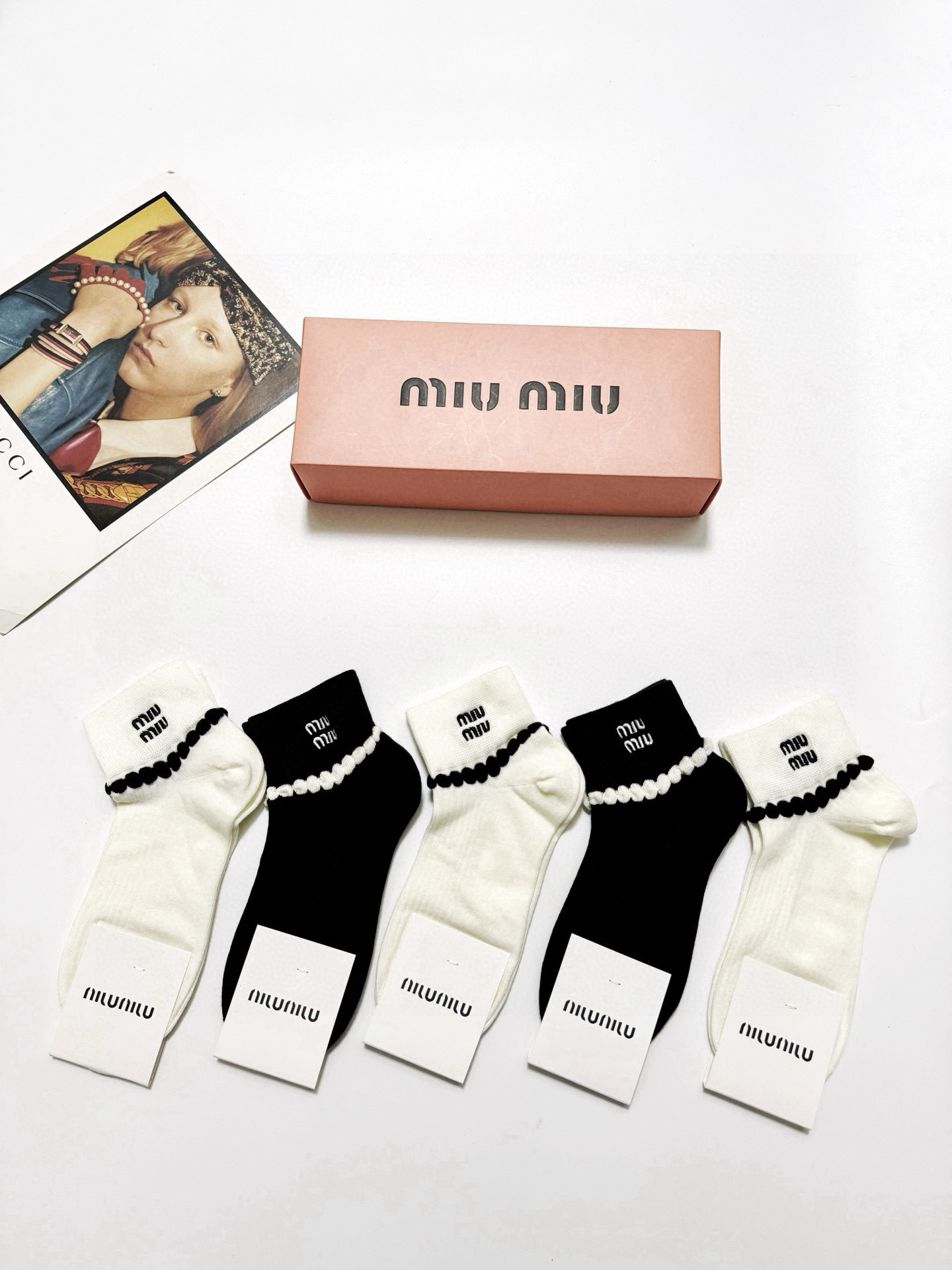 NO:299460,Packaging [one box of 5 pairs] Miumiu popular pure cotton short socks, Korean lace super versatile and popular color combination, classic style, simultaneous sale of counters, popular ins small items, must-have for trendy people, versatile colors, socks, miumiu, socks19860909配包装【一盒5双】 缪缪 miumiu 爆款纯棉短筒袜,韩系花边超百搭大火配色超完美结合,款式经典,专柜同步发售,ins爆火小单品,潮人必备,颜色百搭 袜子,丝袜,袜子,miumiu,socks,accessory