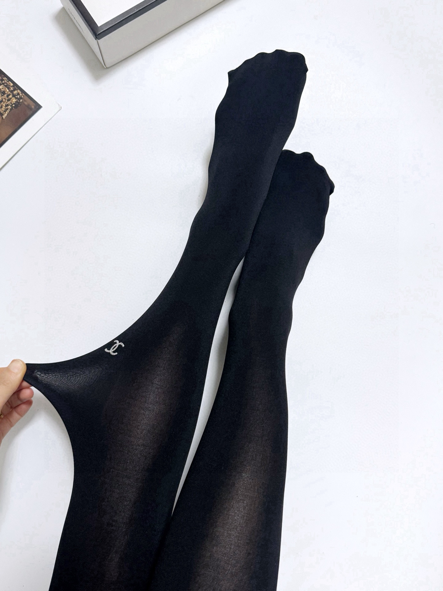  配包装
【一盒一双】
🌟Chanel香奈儿 双C 字母天鹅绒丝袜 🌟好看到爆炸 ，欧美大牌丝袜。一比一