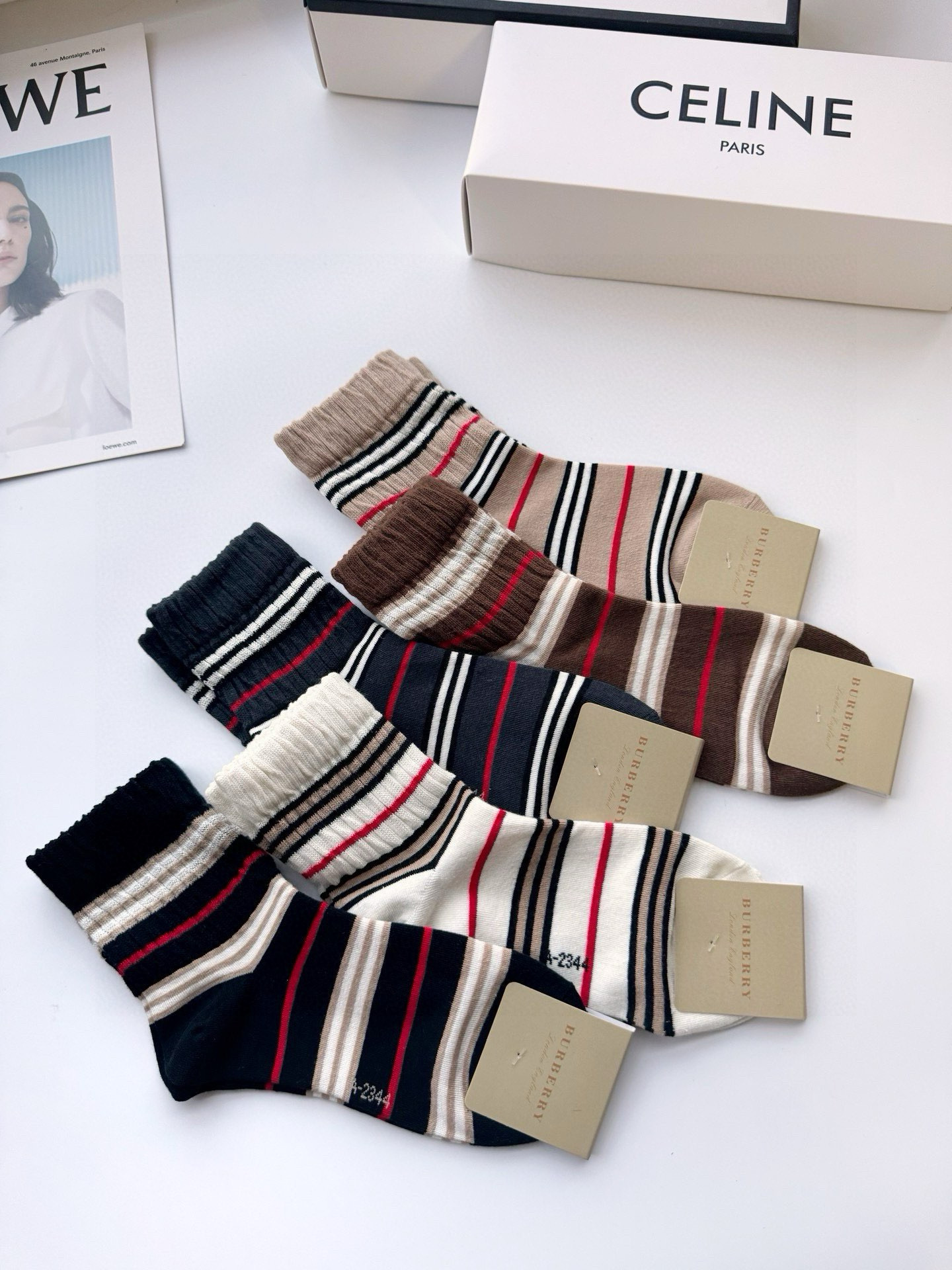  配包装
🌟【一盒5 双】
 🌟巴宝莉 Burberry 经典字母logo 纯棉中筒袜   ，ins超火