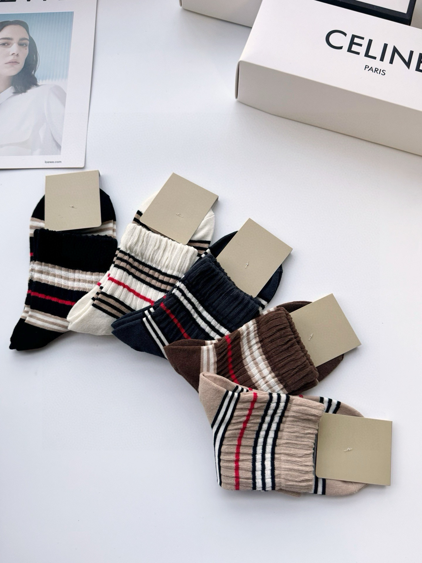  配包装
🌟【一盒5 双】
 🌟巴宝莉 Burberry 经典字母logo 纯棉中筒袜   ，ins超火