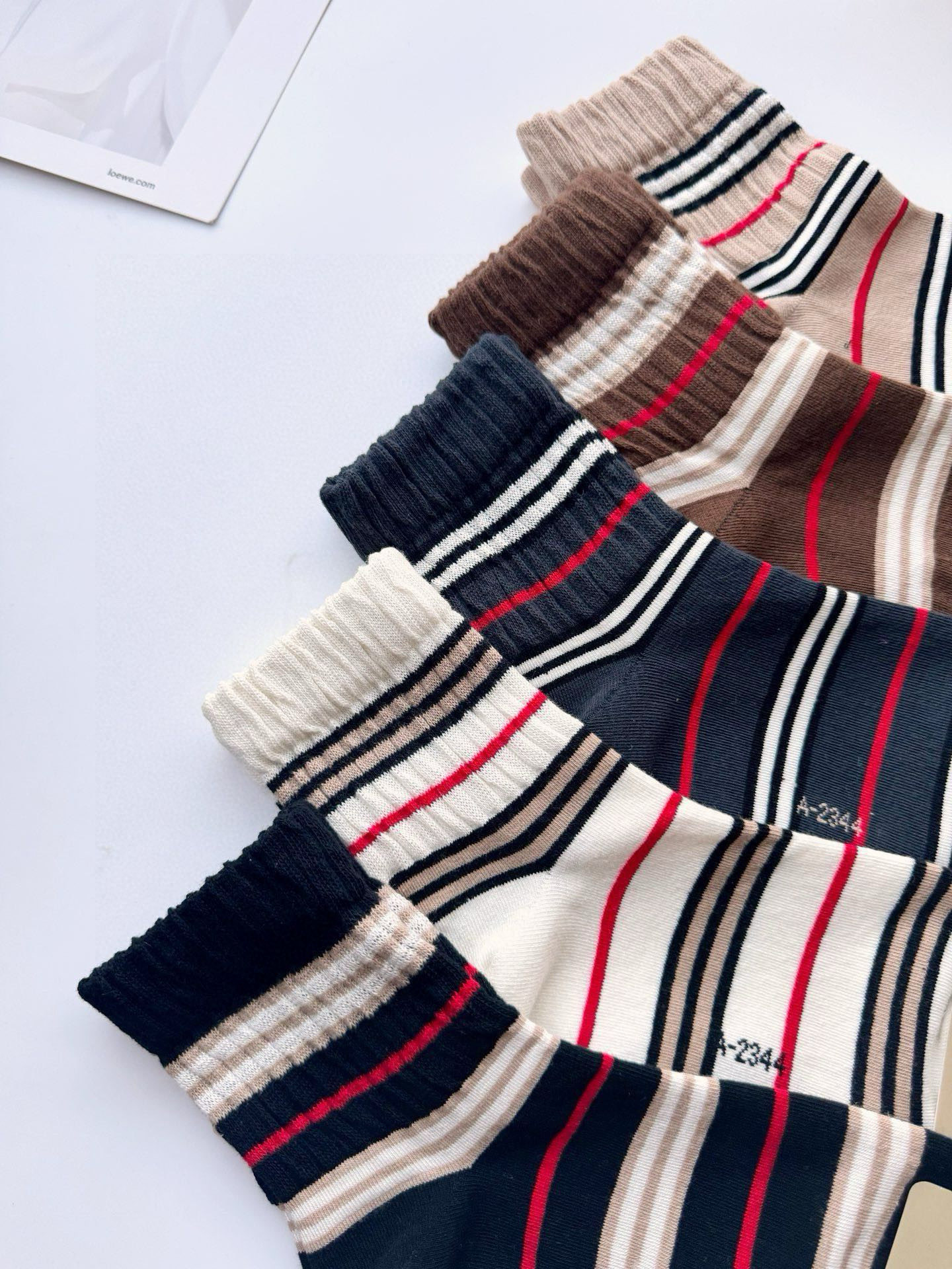  配包装
🌟【一盒5 双】
 🌟巴宝莉 Burberry 经典字母logo 纯棉中筒袜   ，ins超火
