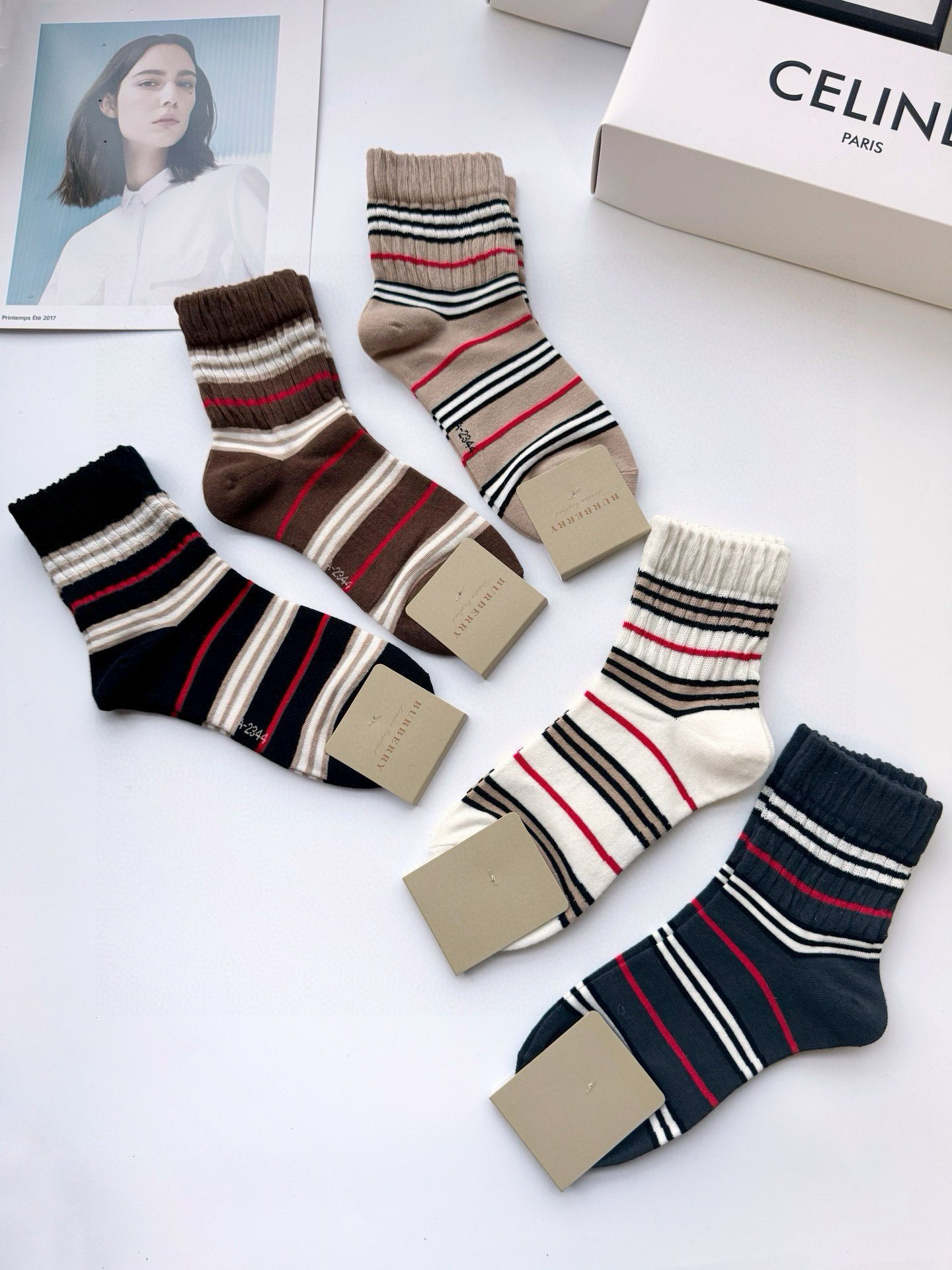  配包装
🌟【一盒5 双】
 🌟巴宝莉 Burberry 经典字母logo 纯棉中筒袜   ，ins超火