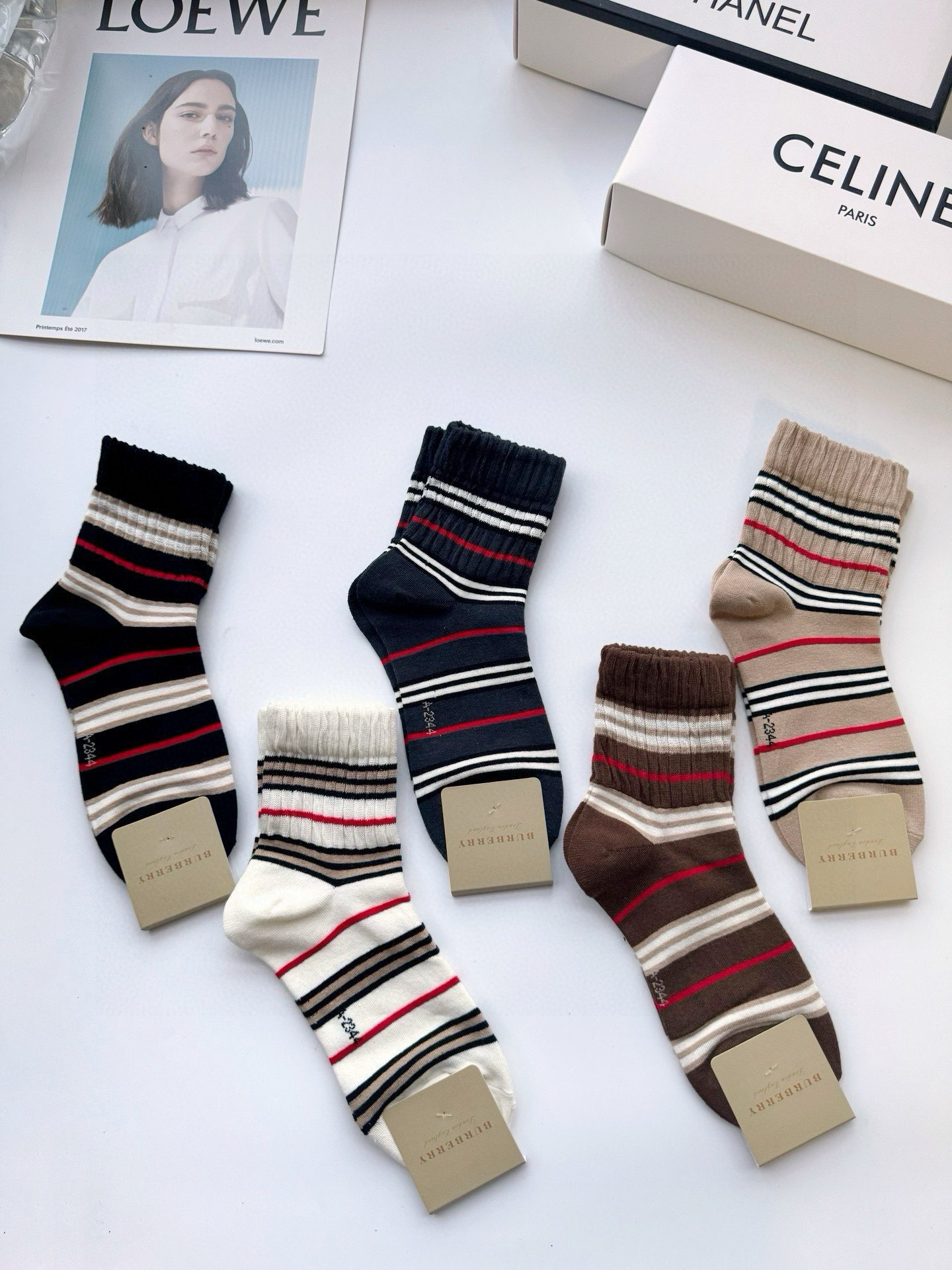  配包装
🌟【一盒5 双】
 🌟巴宝莉 Burberry 经典字母logo 纯棉中筒袜   ，ins超火
