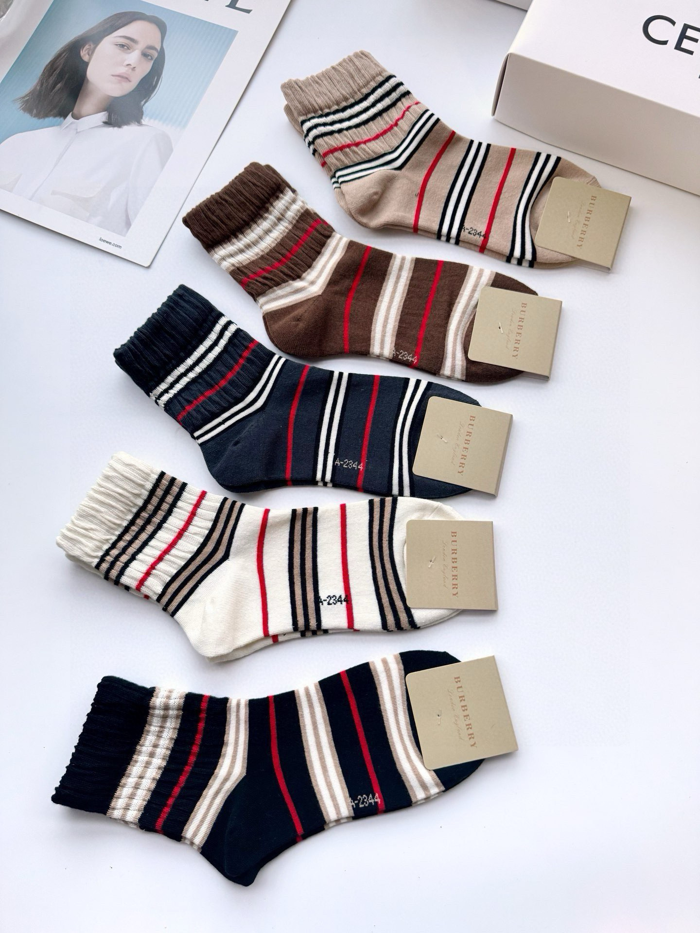  配包装
🌟【一盒5 双】
 🌟巴宝莉 Burberry 经典字母logo 纯棉中筒袜   ，ins超火