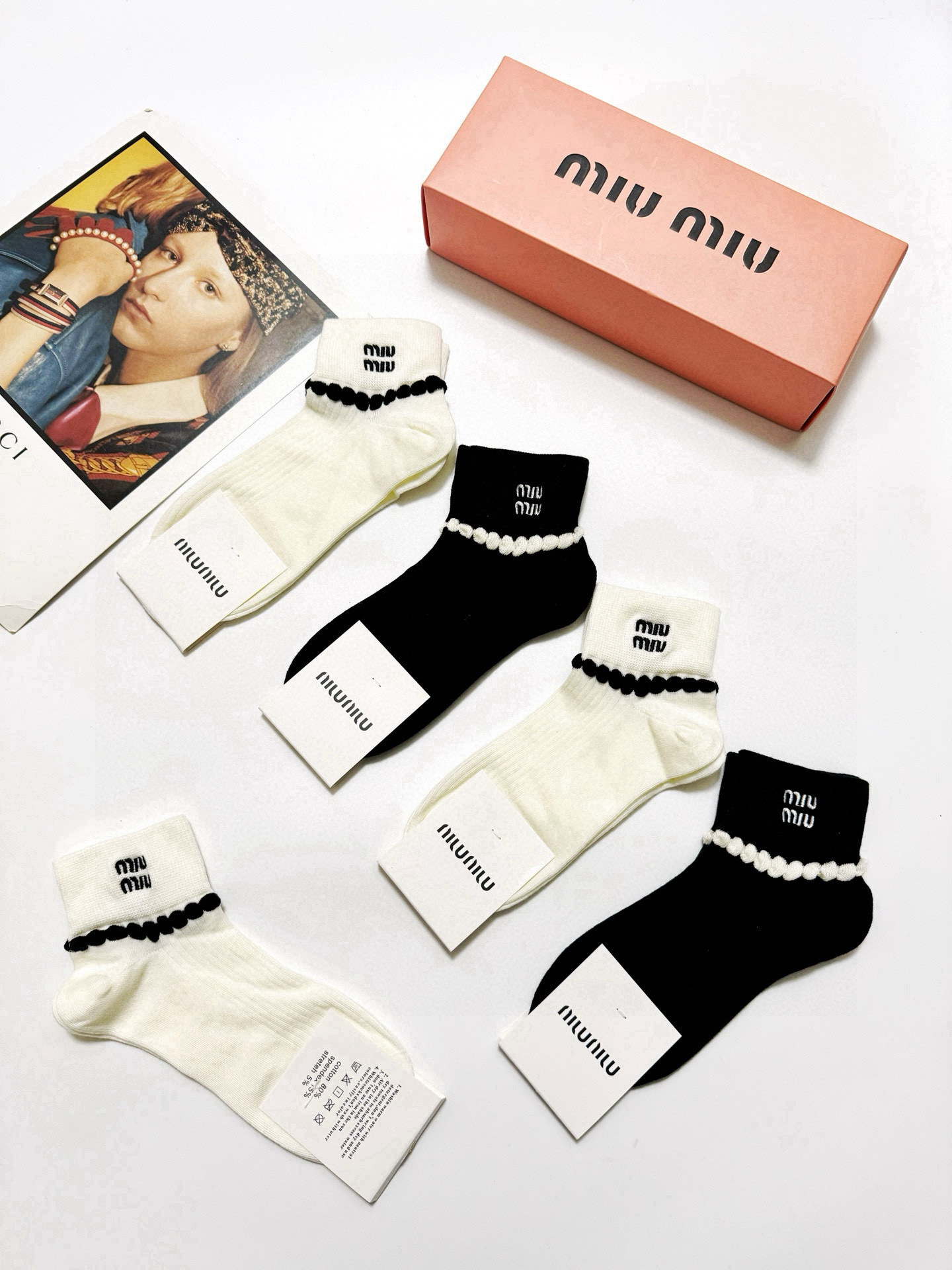  配包装
🌟【一盒5双】
🌟缪缪 miumiu  爆款纯棉短筒袜，韩系花边超百搭大火配色。超完美结合，款