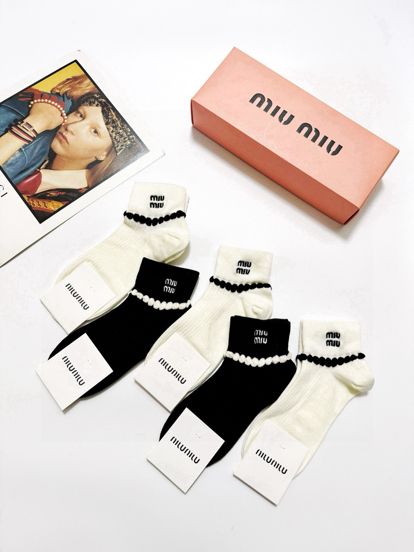  配包装
🌟【一盒5双】
🌟缪缪 miumiu  爆款纯棉短筒袜，韩系花边超百搭大火配色。超完美结合，款