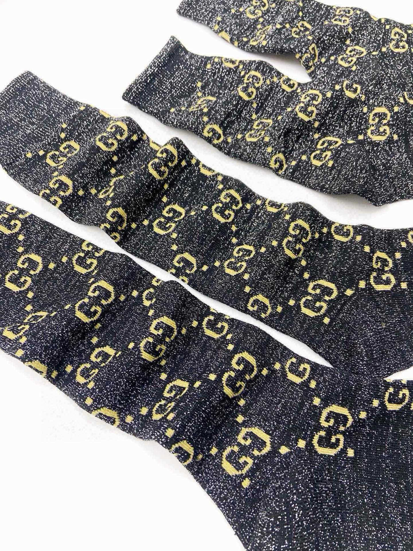  配包装
🌟【一盒2 双】
🌟Gucci 古奇 爆款金银丝长筒袜 中筒袜，超级火爆小腿袜。双针针织混纺金