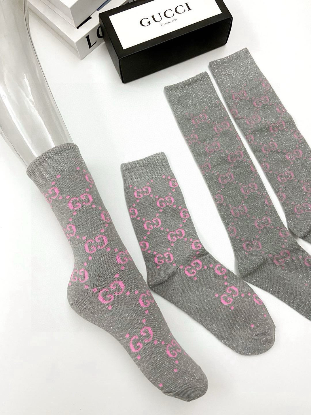  配包装
🌟【一盒2 双】
🌟Gucci 古奇 爆款金银丝长筒袜 中筒袜，超级火爆小腿袜。双针针织混纺金