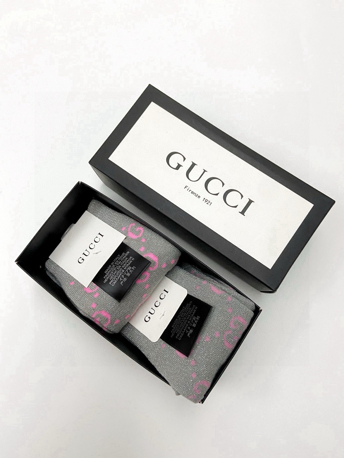  配包装
🌟【一盒2 双】
🌟Gucci 古奇 爆款金银丝长筒袜 中筒袜，超级火爆小腿袜。双针针织混纺金