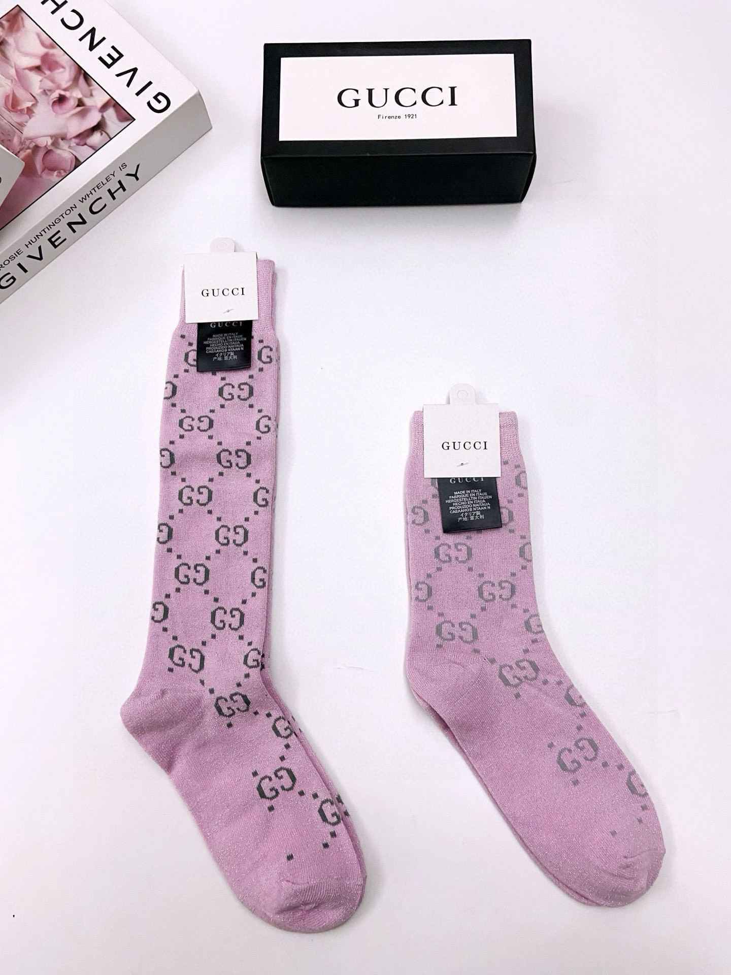  配包装
🌟【一盒2 双】
🌟Gucci 古奇 爆款金银丝长筒袜 中筒袜，超级火爆小腿袜。双针针织混纺金
