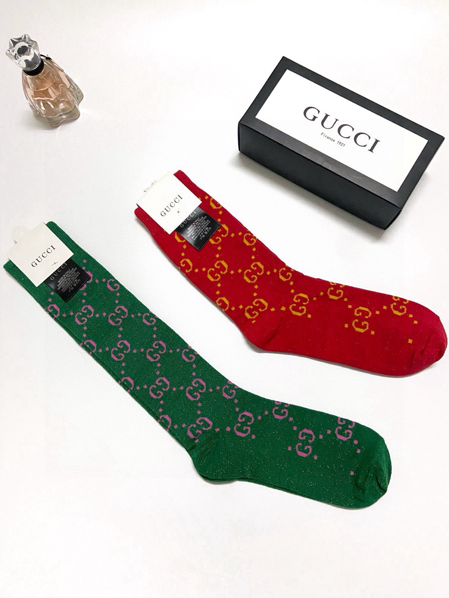  配包装
🌟【一盒2 双】
🌟Gucci 古奇 爆款金银丝长筒袜 中筒袜，超级火爆小腿袜。双针针织混纺金