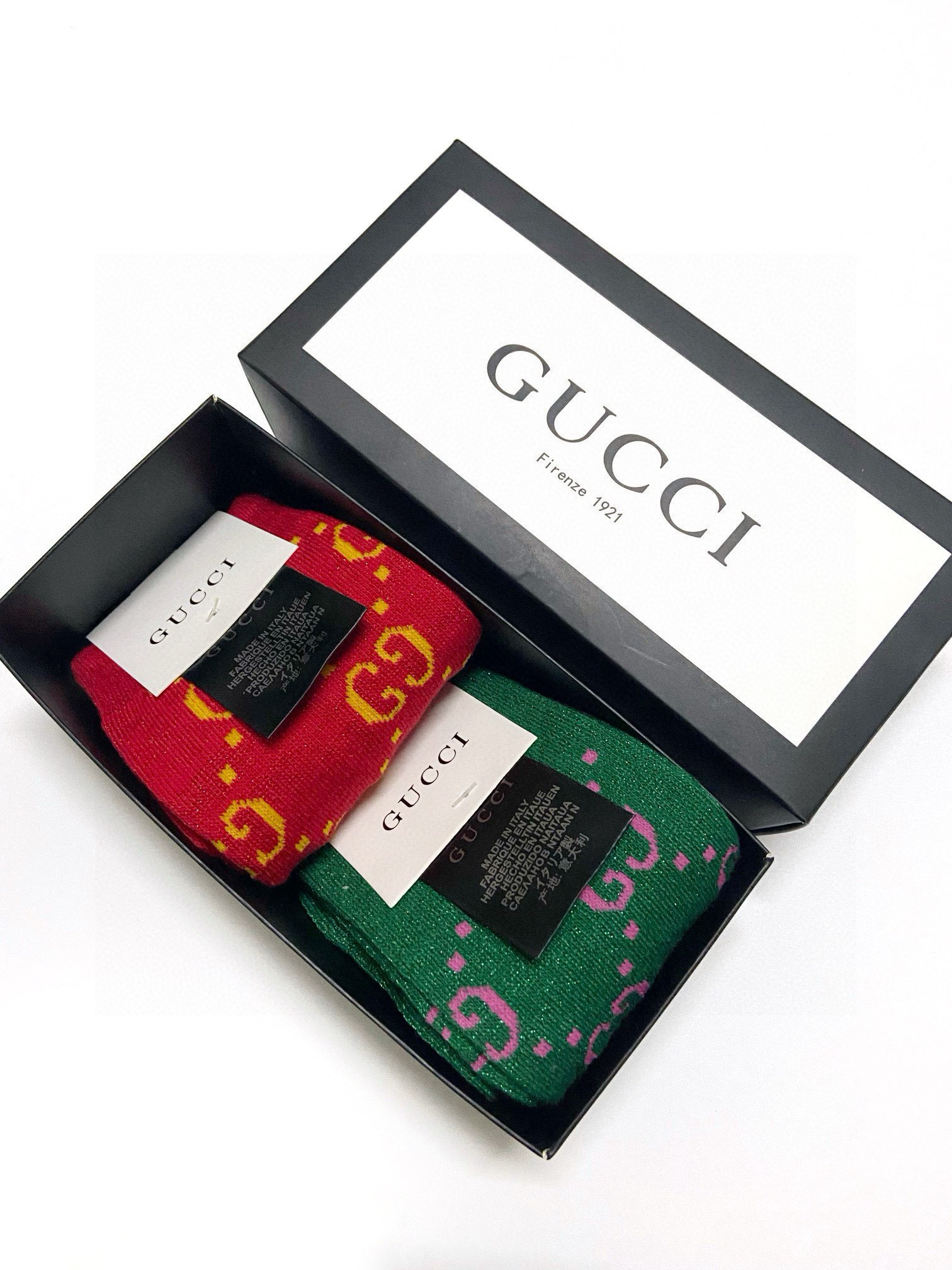  配包装
🌟【一盒2 双】
🌟Gucci 古奇 爆款金银丝长筒袜 中筒袜，超级火爆小腿袜。双针针织混纺金