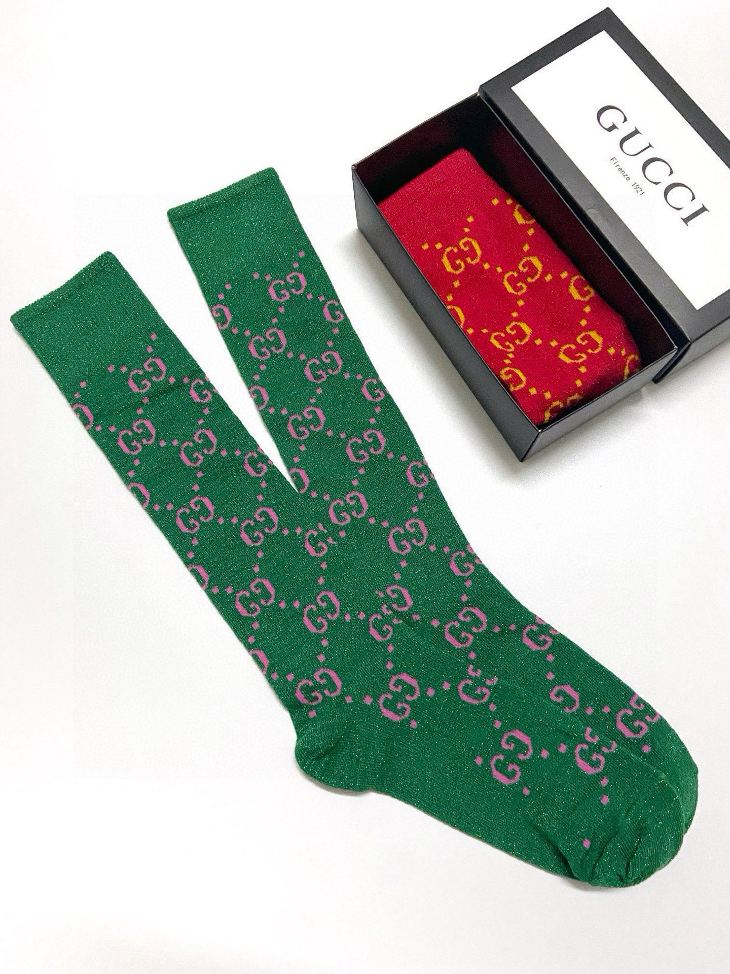  配包装
🌟【一盒2 双】
🌟Gucci 古奇 爆款金银丝长筒袜 中筒袜，超级火爆小腿袜。双针针织混纺金