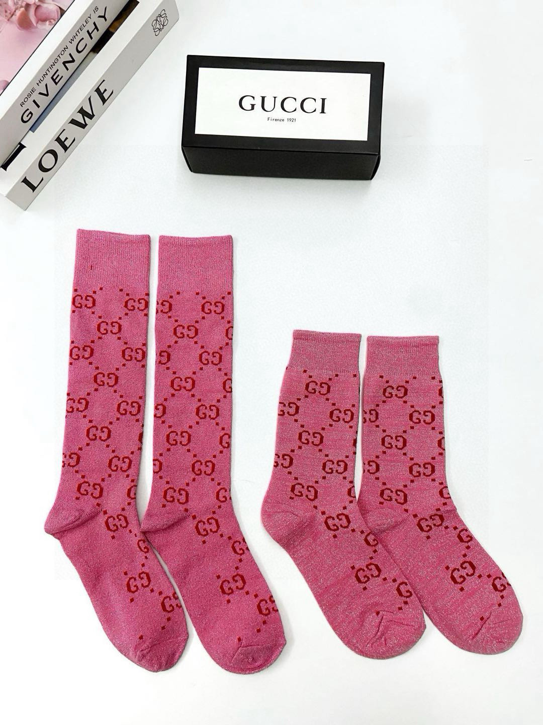 配包装
🌟【一盒2 双】
🌟Gucci 古奇 爆款金银丝长筒袜 中筒袜，超级火爆小腿袜。双针针织混纺金