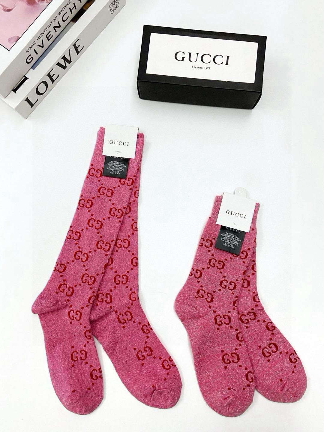  配包装
🌟【一盒2 双】
🌟Gucci 古奇 爆款金银丝长筒袜 中筒袜，超级火爆小腿袜。双针针织混纺金