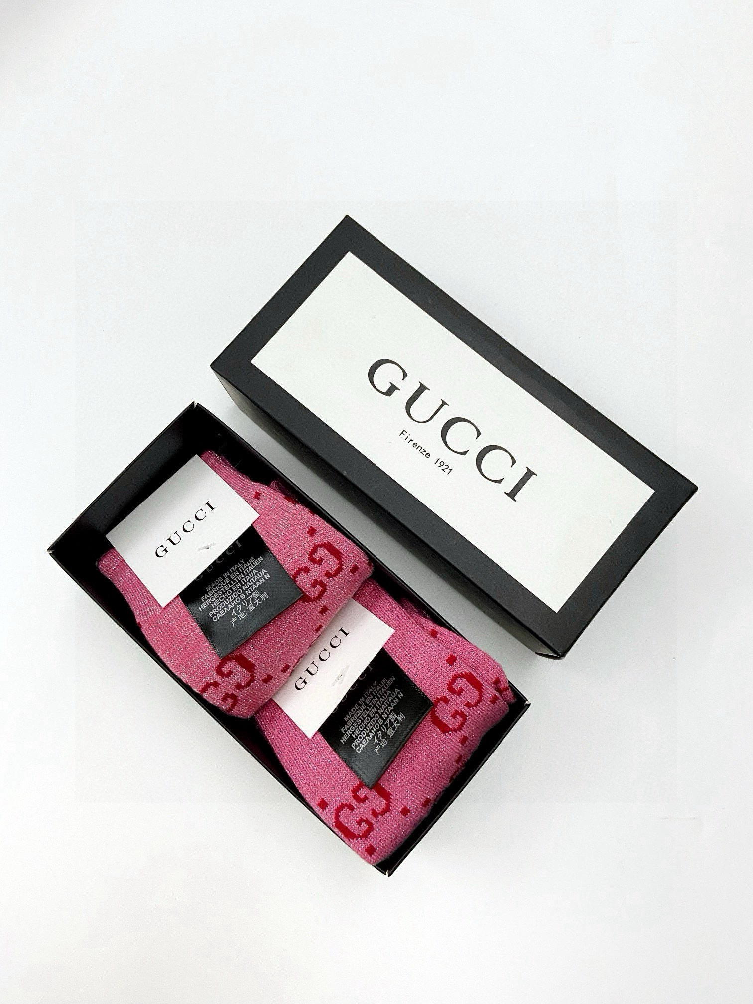  配包装
🌟【一盒2 双】
🌟Gucci 古奇 爆款金银丝长筒袜 中筒袜，超级火爆小腿袜。双针针织混纺金