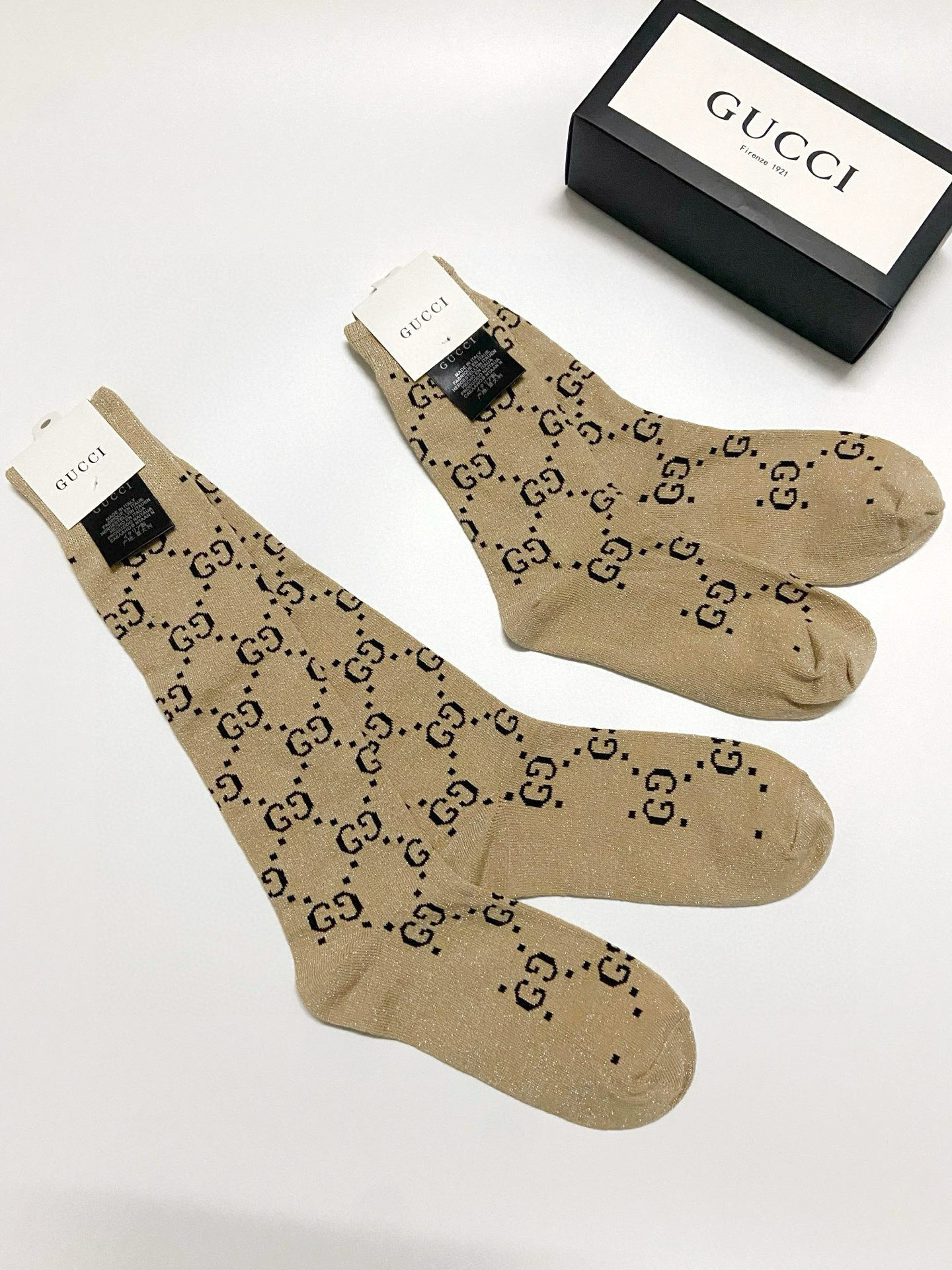  配包装
🌟【一盒2 双】
🌟Gucci 古奇 爆款金银丝长筒袜 中筒袜，超级火爆小腿袜。双针针织混纺金