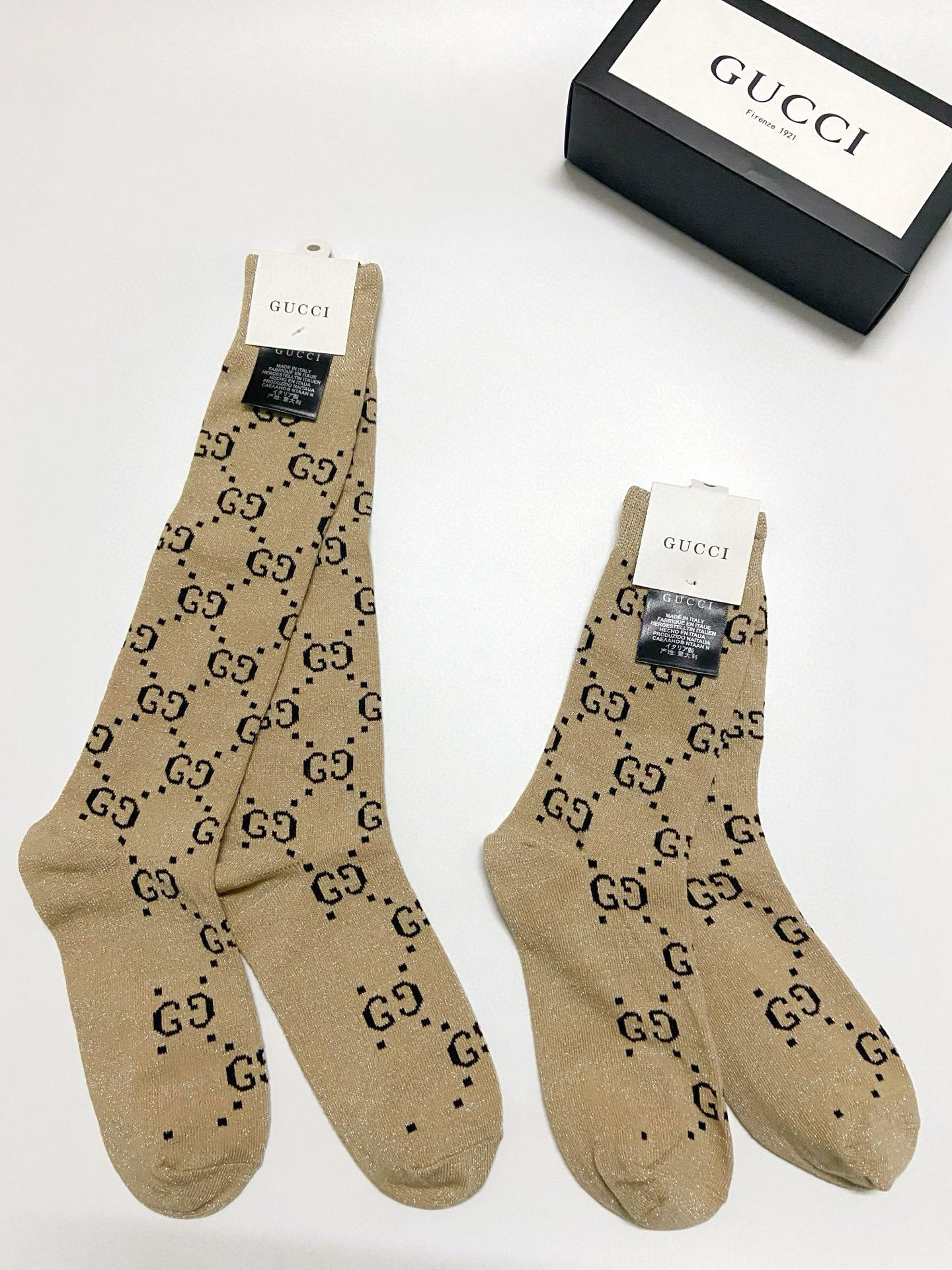  配包装
🌟【一盒2 双】
🌟Gucci 古奇 爆款金银丝长筒袜 中筒袜，超级火爆小腿袜。双针针织混纺金