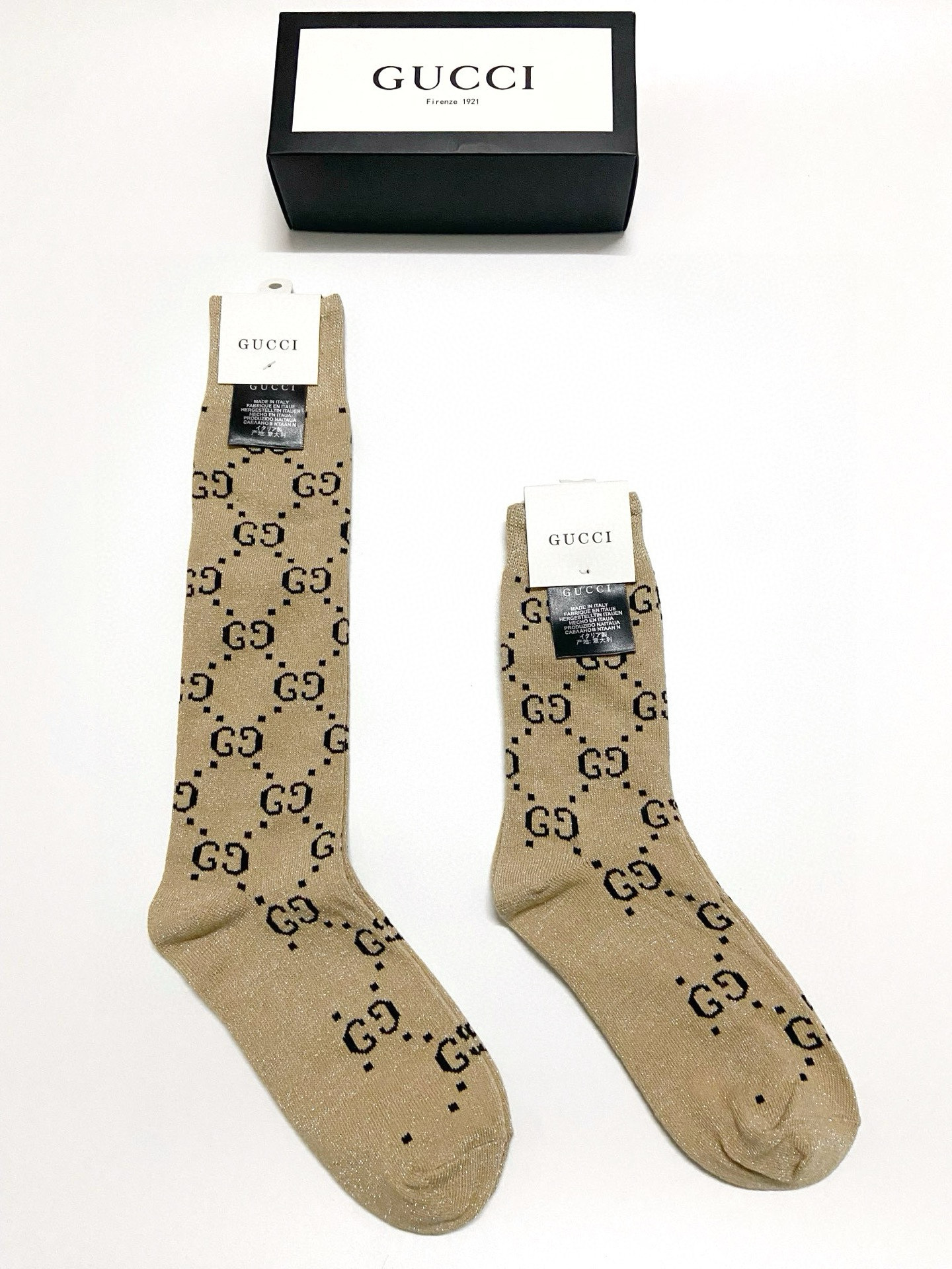  配包装
🌟【一盒2 双】
🌟Gucci 古奇 爆款金银丝长筒袜 中筒袜，超级火爆小腿袜。双针针织混纺金