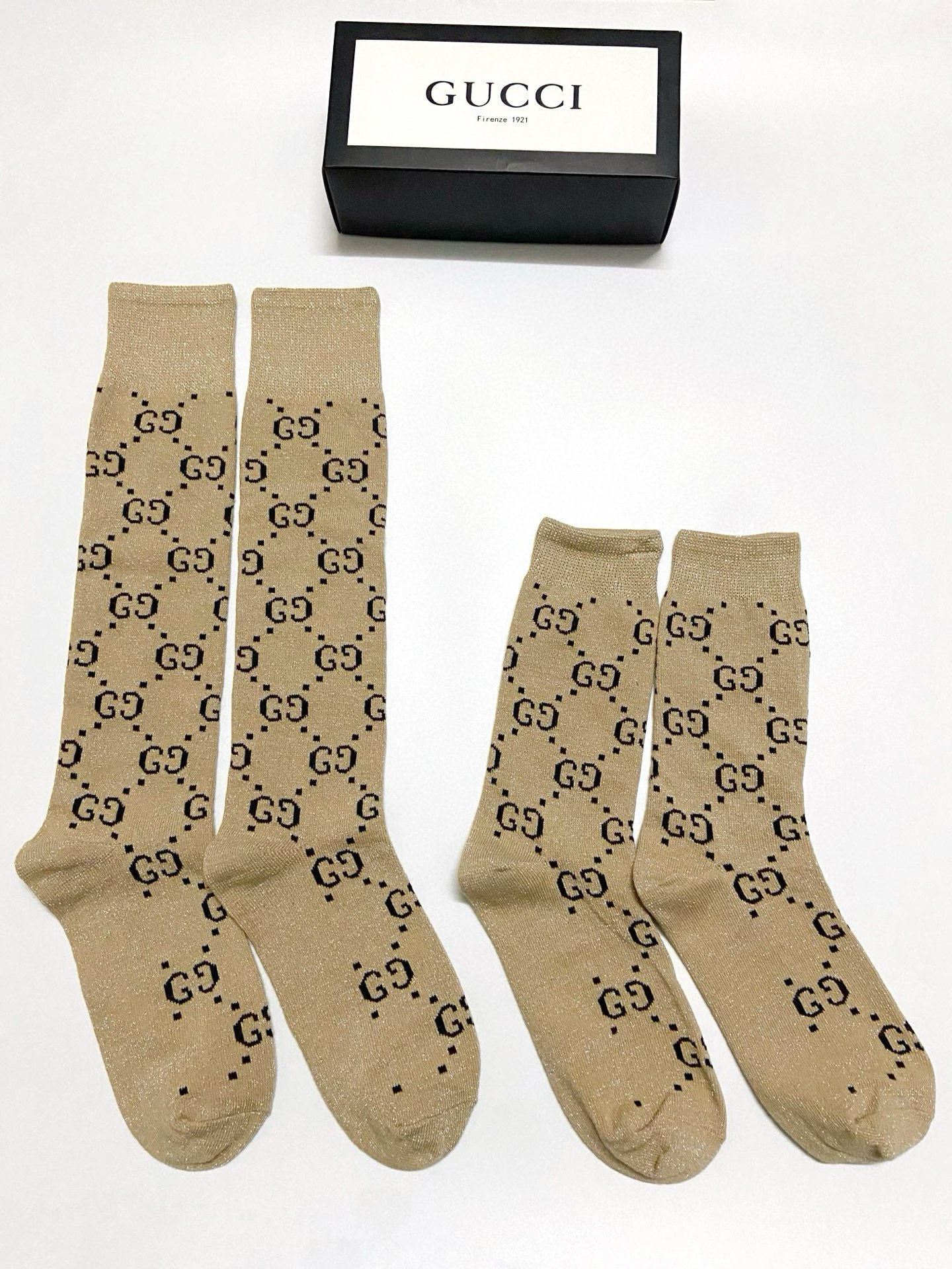  配包装
🌟【一盒2 双】
🌟Gucci 古奇 爆款金银丝长筒袜 中筒袜，超级火爆小腿袜。双针针织混纺金
