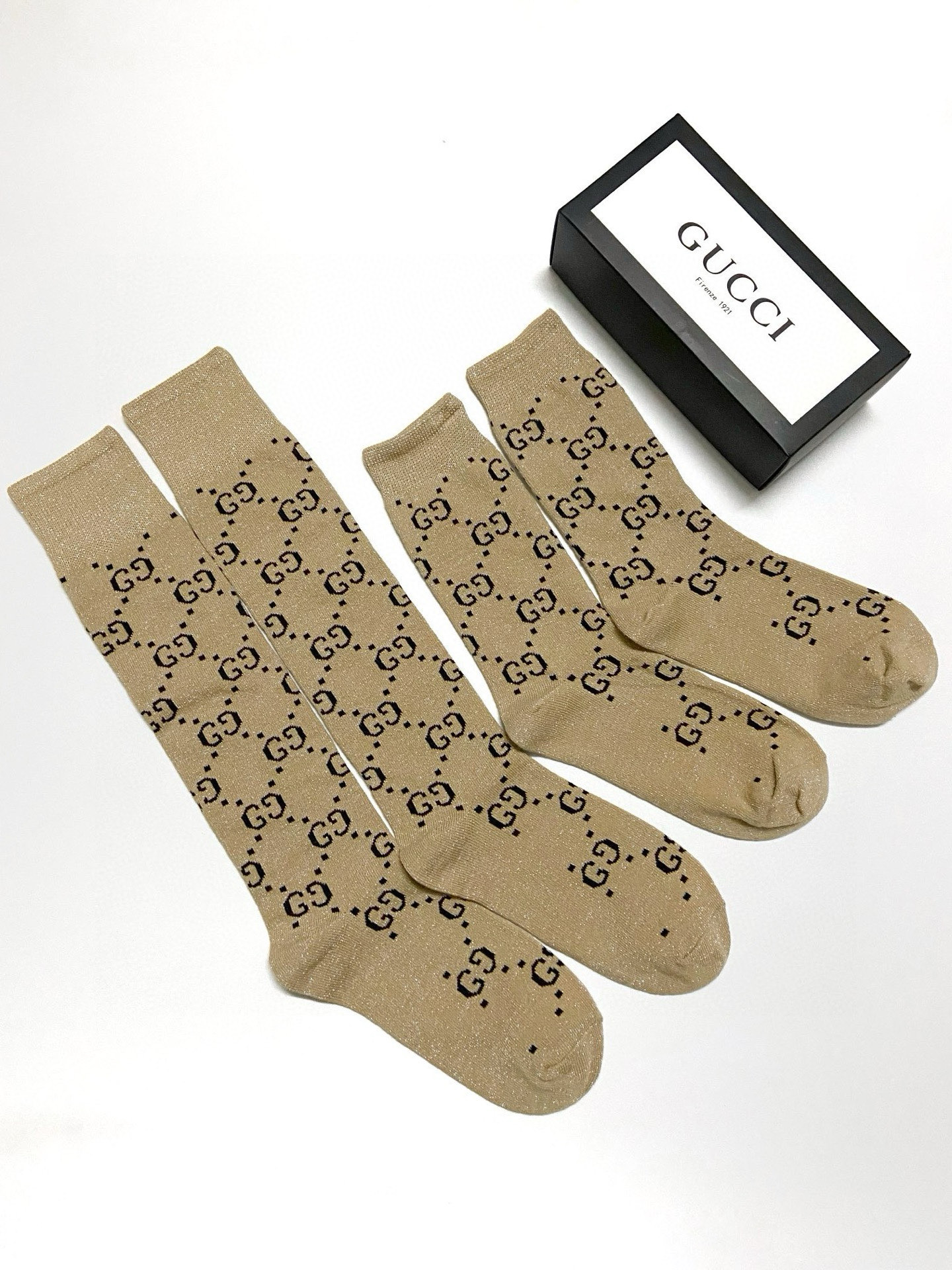  配包装
🌟【一盒2 双】
🌟Gucci 古奇 爆款金银丝长筒袜 中筒袜，超级火爆小腿袜。双针针织混纺金
