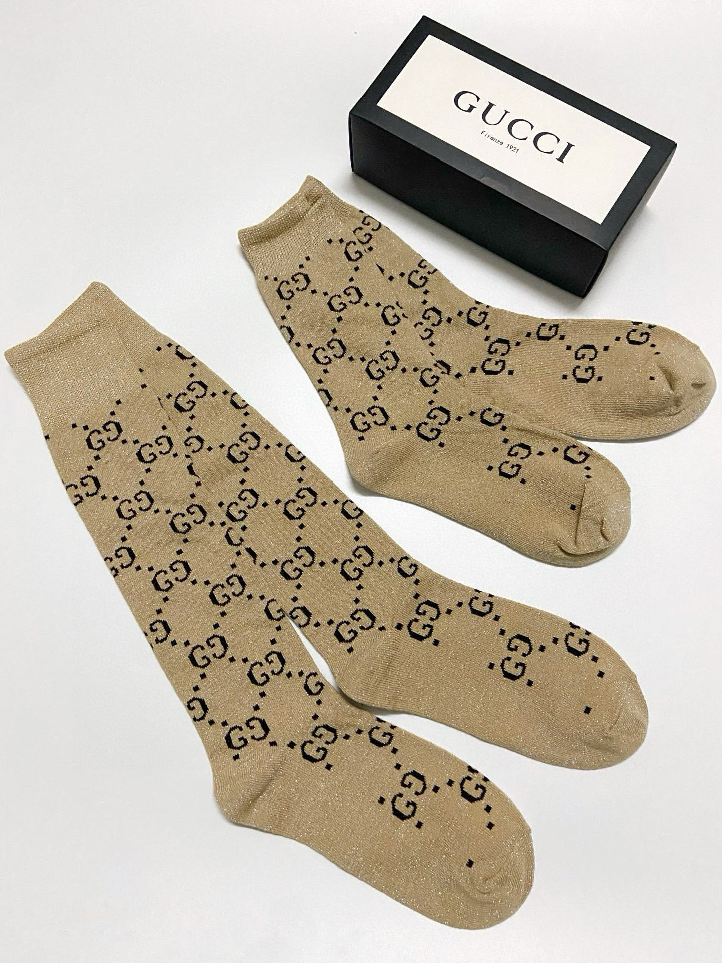  配包装
🌟【一盒2 双】
🌟Gucci 古奇 爆款金银丝长筒袜 中筒袜，超级火爆小腿袜。双针针织混纺金