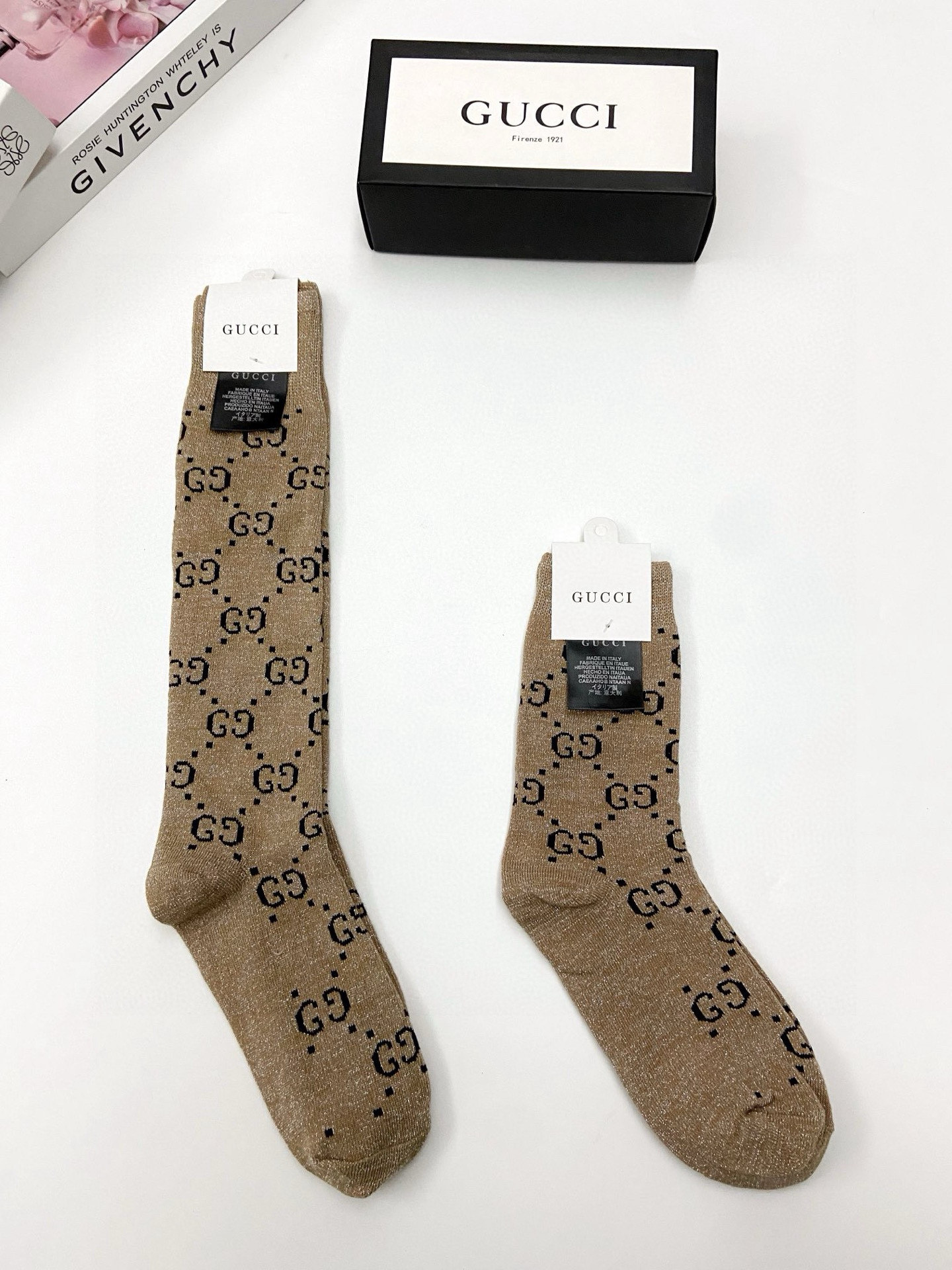  配包装
🌟【一盒2 双】
🌟Gucci 古奇 爆款金银丝长筒袜 中筒袜，超级火爆小腿袜。双针针织混纺金