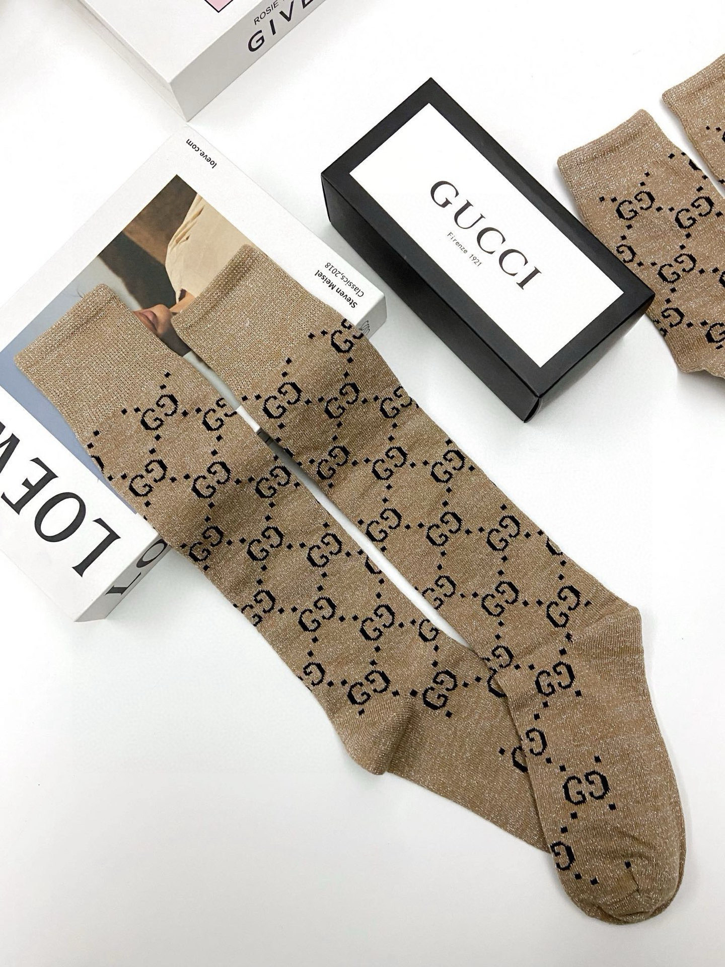  配包装
🌟【一盒2 双】
🌟Gucci 古奇 爆款金银丝长筒袜 中筒袜，超级火爆小腿袜。双针针织混纺金