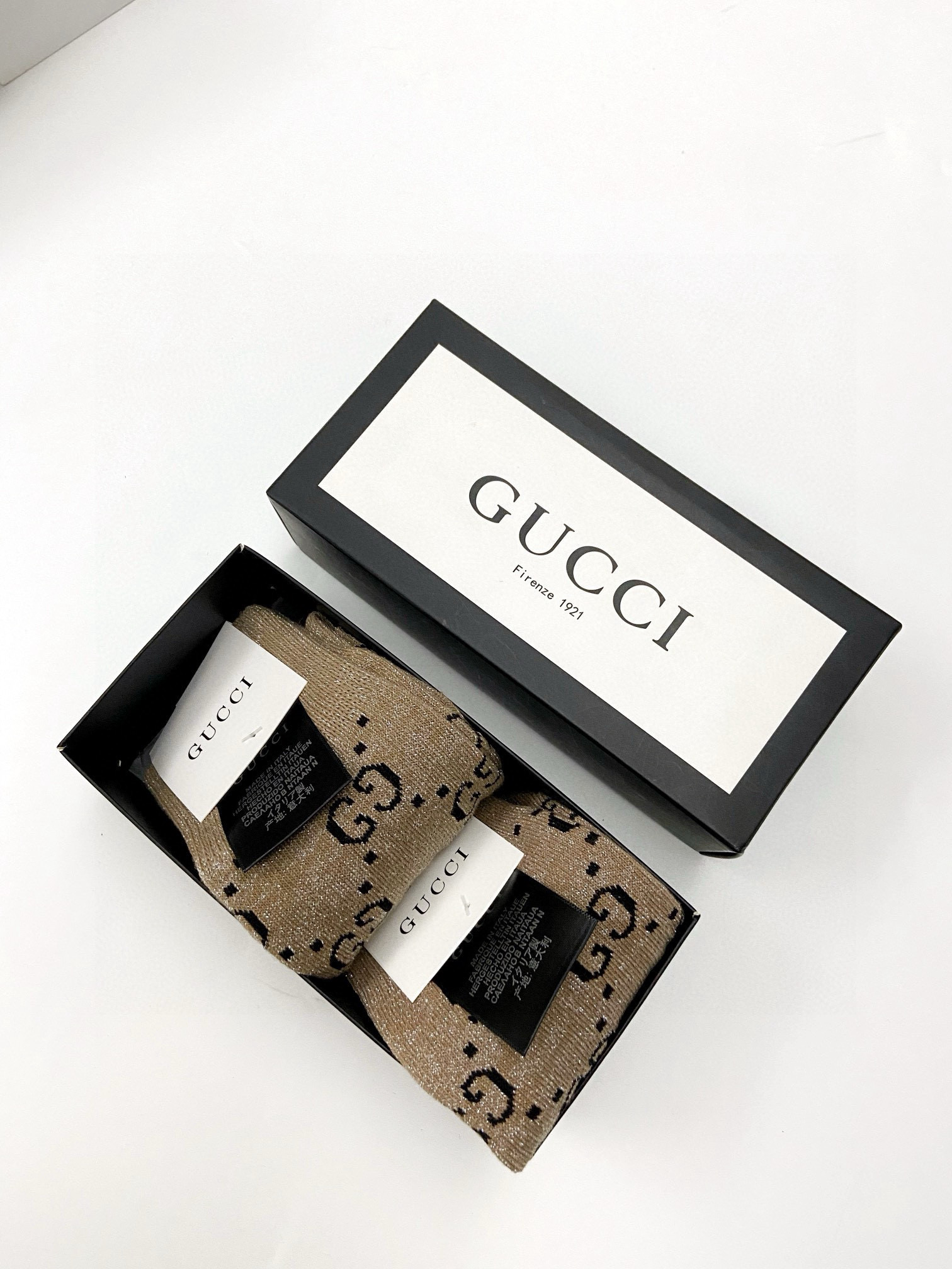  配包装
🌟【一盒2 双】
🌟Gucci 古奇 爆款金银丝长筒袜 中筒袜，超级火爆小腿袜。双针针织混纺金
