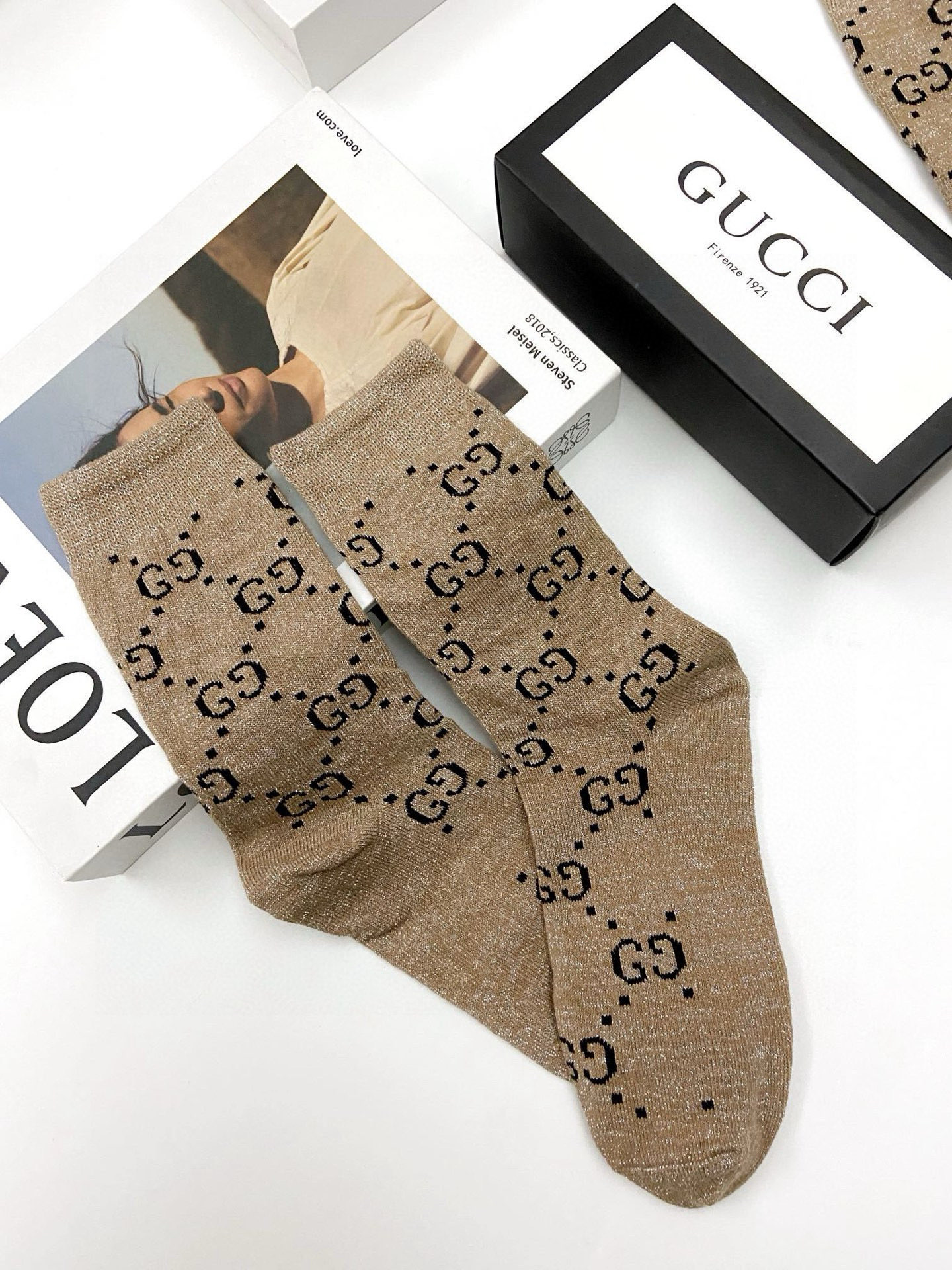 配包装
🌟【一盒2 双】
🌟Gucci 古奇 爆款金银丝长筒袜 中筒袜，超级火爆小腿袜。双针针织混纺金