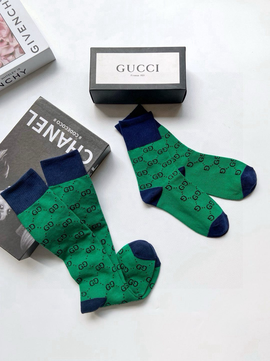  配包装
🌟【一盒2双】
🌟Gucci  古奇 爆款双G字母 长筒袜 中筒袜
。专柜同步发售ing ，巨