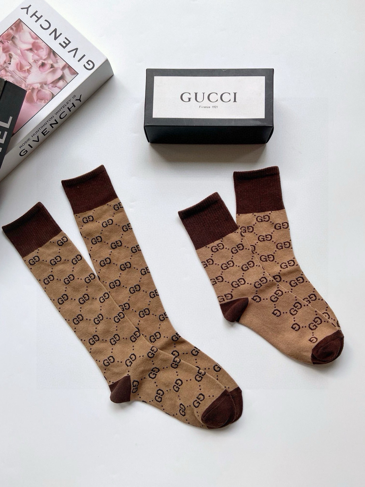  配包装
🌟【一盒2双】
🌟Gucci  古奇 爆款双G字母 长筒袜 中筒袜
。专柜同步发售ing ，巨