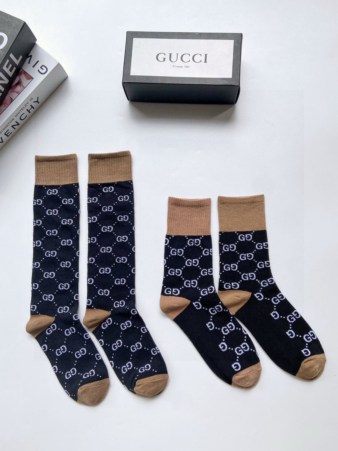  配包装
🌟【一盒2双】
🌟Gucci  古奇 爆款双G字母 长筒袜 中筒袜
。专柜同步发售ing ，巨