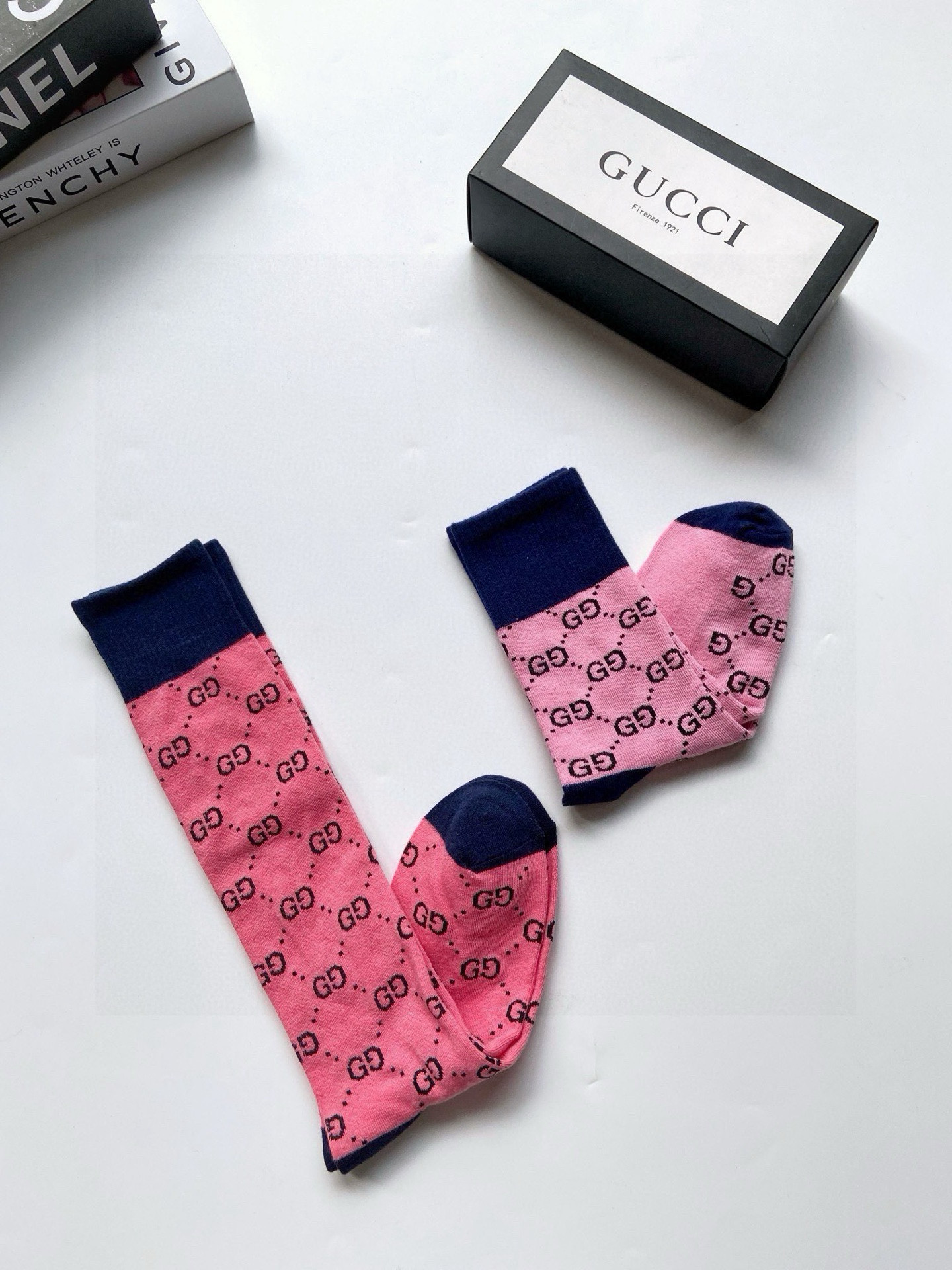  配包装
🌟【一盒2双】
🌟Gucci  古奇 爆款双G字母 长筒袜 中筒袜
。专柜同步发售ing ，巨