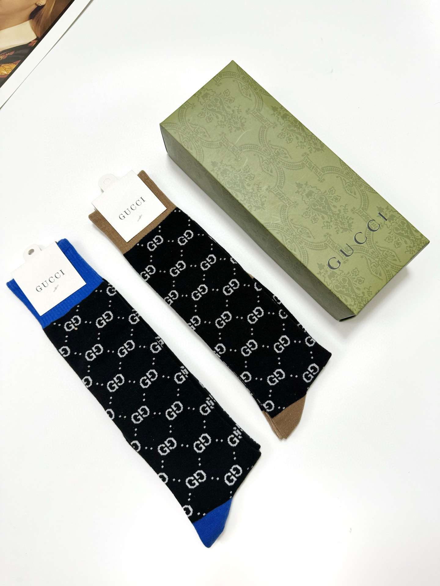  配包装
🌟【一盒2 双】
🌟Gucci 古奇 爆款双G字母 长筒袜 小腿袜。纯棉混纺材质，超完美配色，