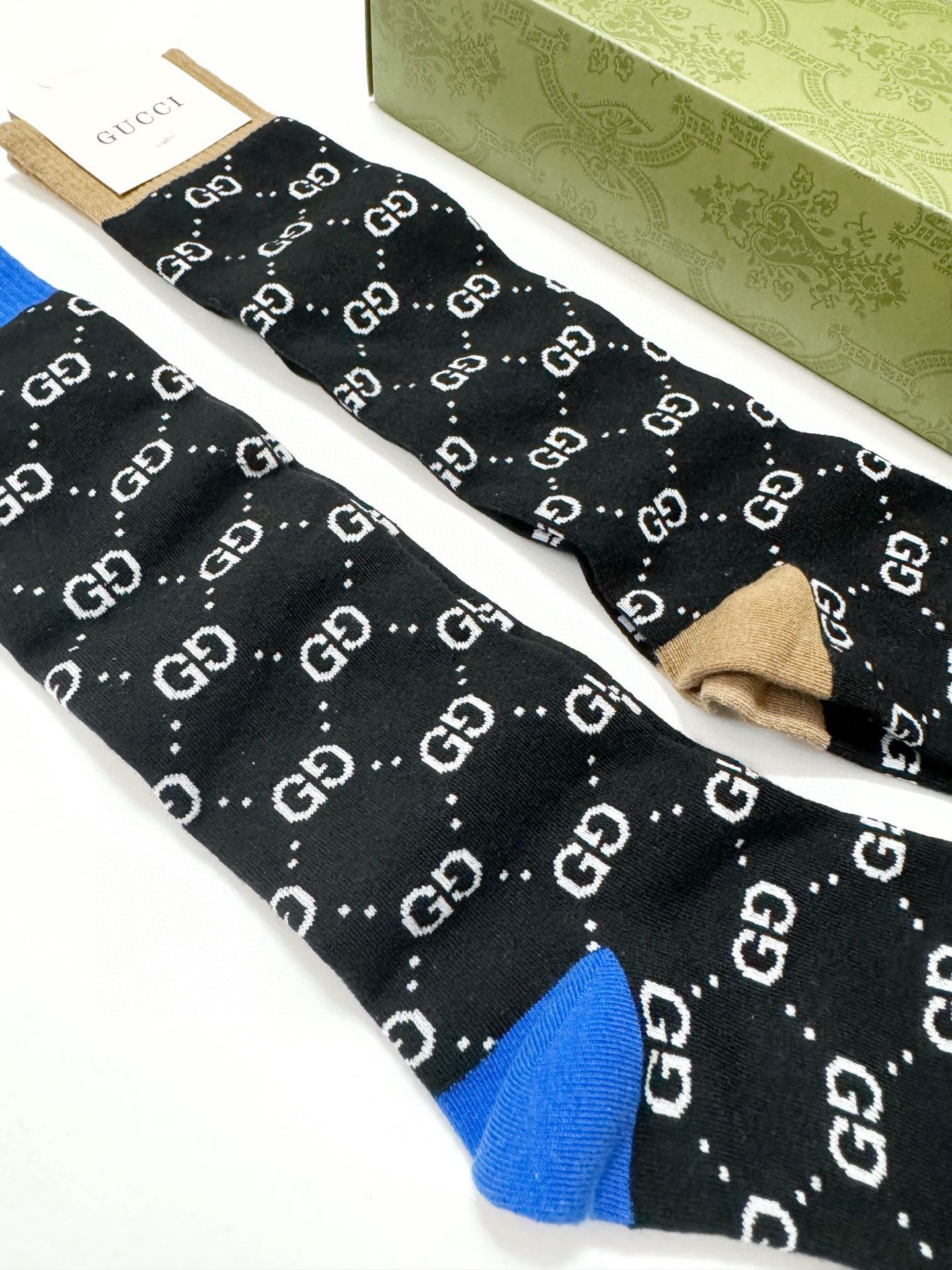  配包装
🌟【一盒2 双】
🌟Gucci 古奇 爆款双G字母 长筒袜 小腿袜。纯棉混纺材质，超完美配色，