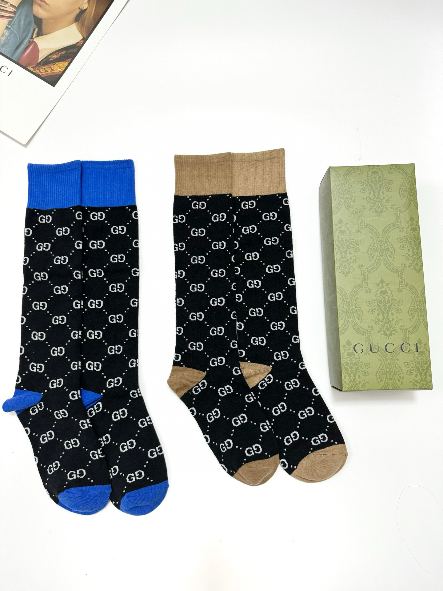  配包装
🌟【一盒2 双】
🌟Gucci 古奇 爆款双G字母 长筒袜 小腿袜。纯棉混纺材质，超完美配色，