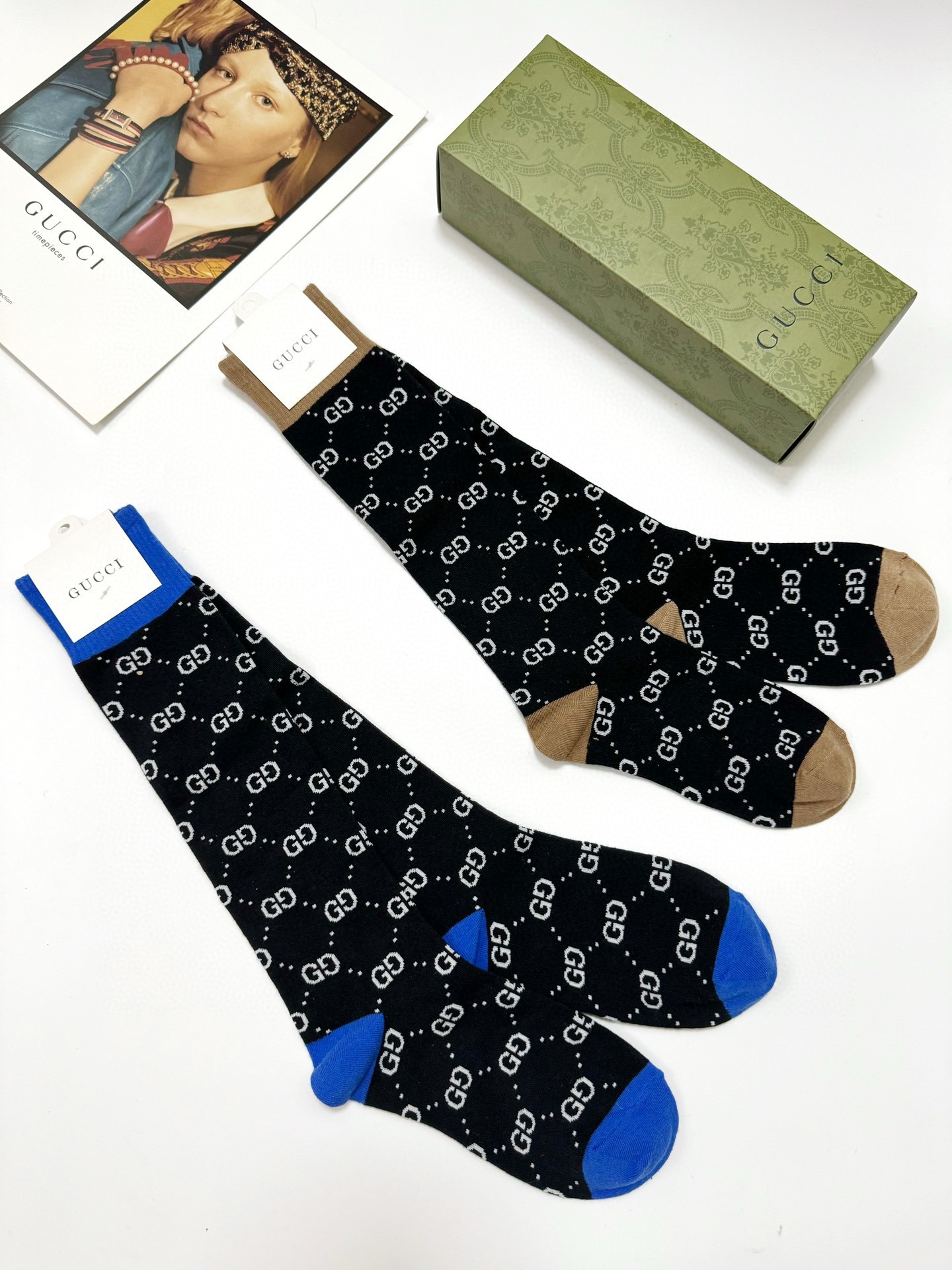  配包装
🌟【一盒2 双】
🌟Gucci 古奇 爆款双G字母 长筒袜 小腿袜。纯棉混纺材质，超完美配色，