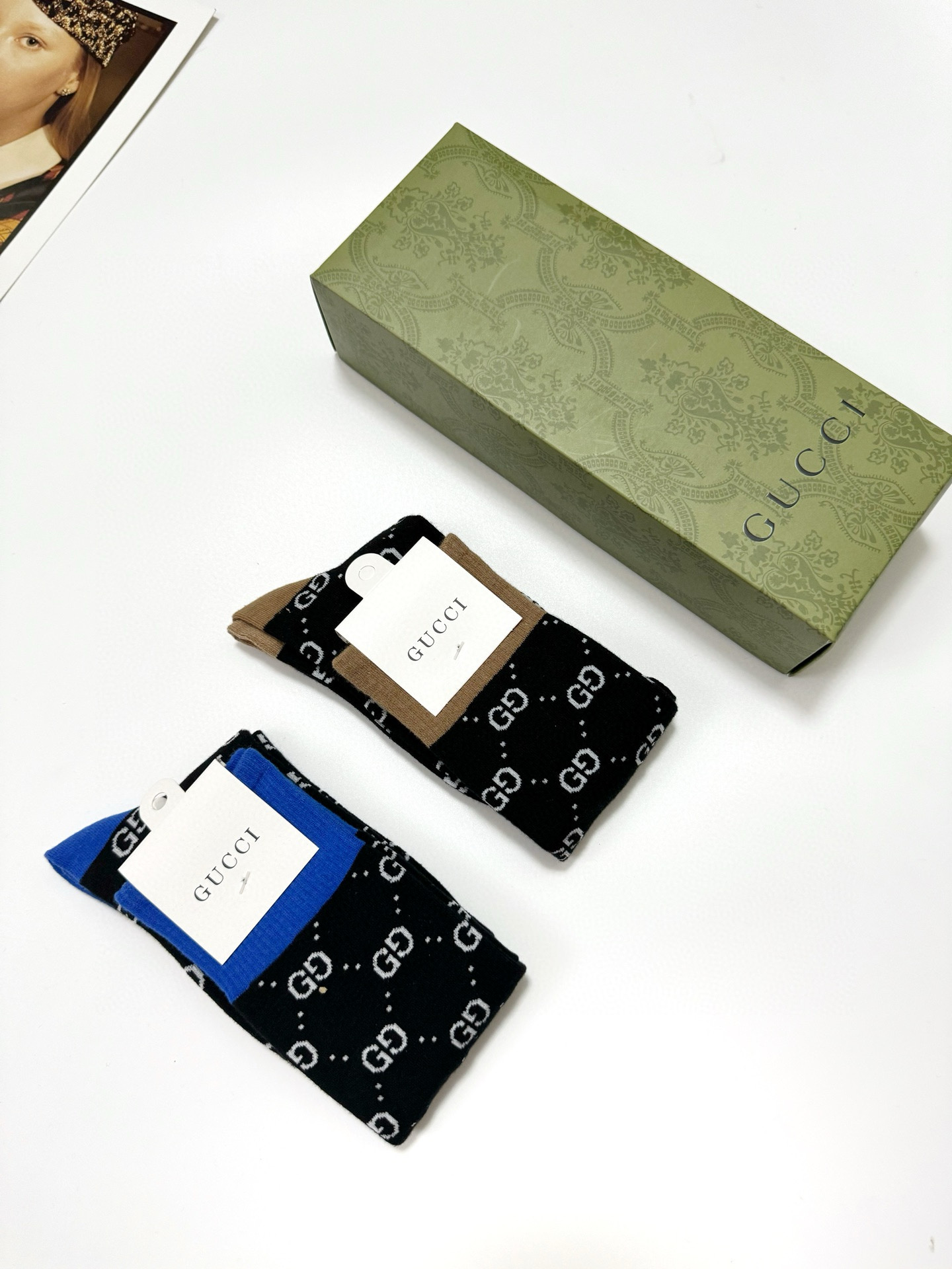  配包装
🌟【一盒2 双】
🌟Gucci 古奇 爆款双G字母 长筒袜 小腿袜。纯棉混纺材质，超完美配色，