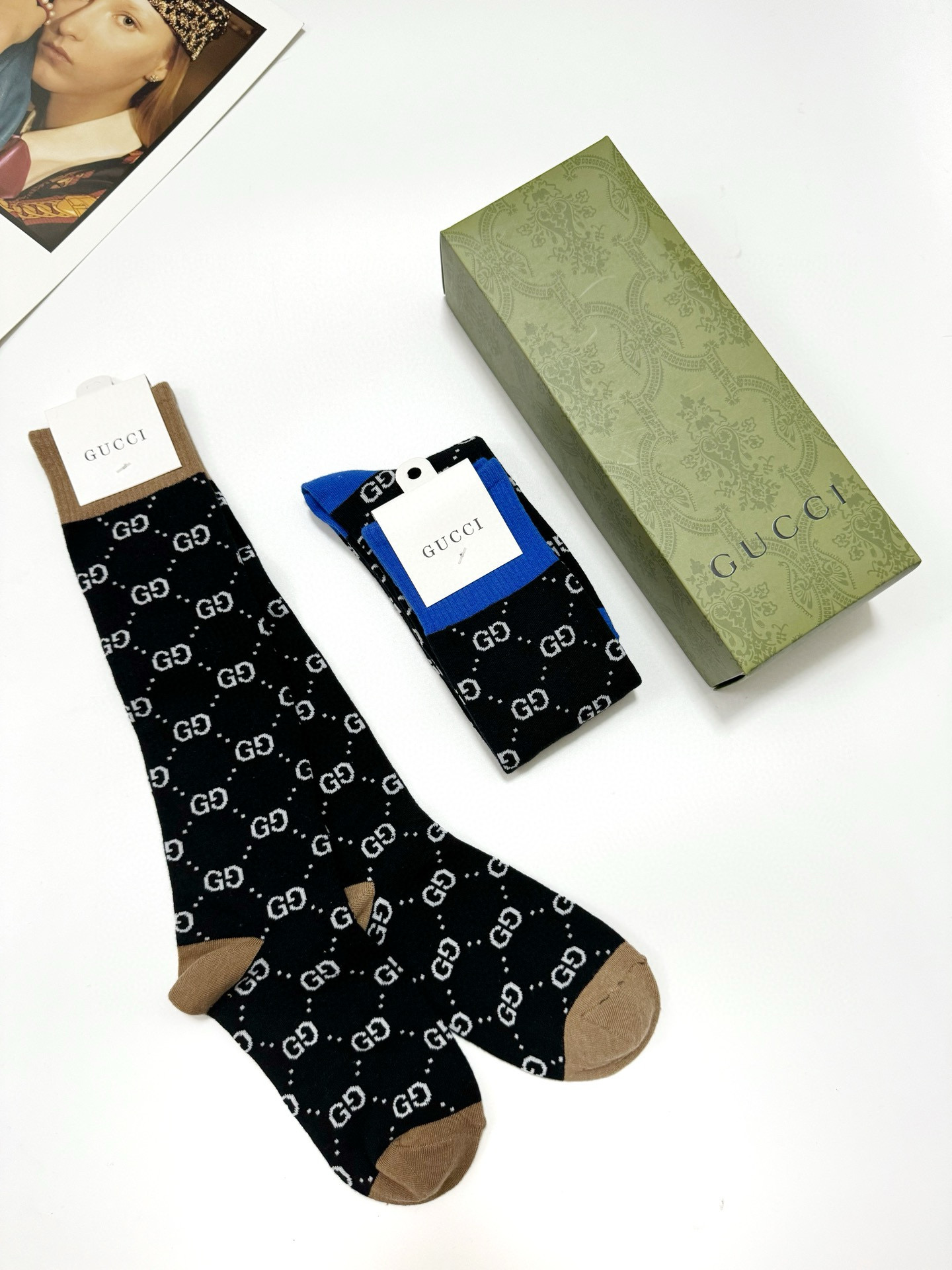  配包装
🌟【一盒2 双】
🌟Gucci 古奇 爆款双G字母 长筒袜 小腿袜。纯棉混纺材质，超完美配色，