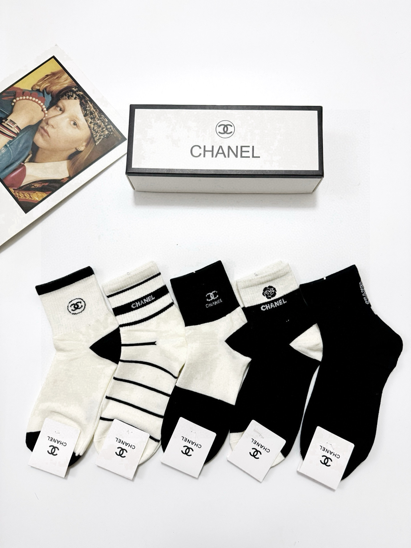  配包装
🌟【一盒5 双】
 🌟Chanel 香奈儿 经典字母logo 纯棉中筒袜   ，ins超火爆短