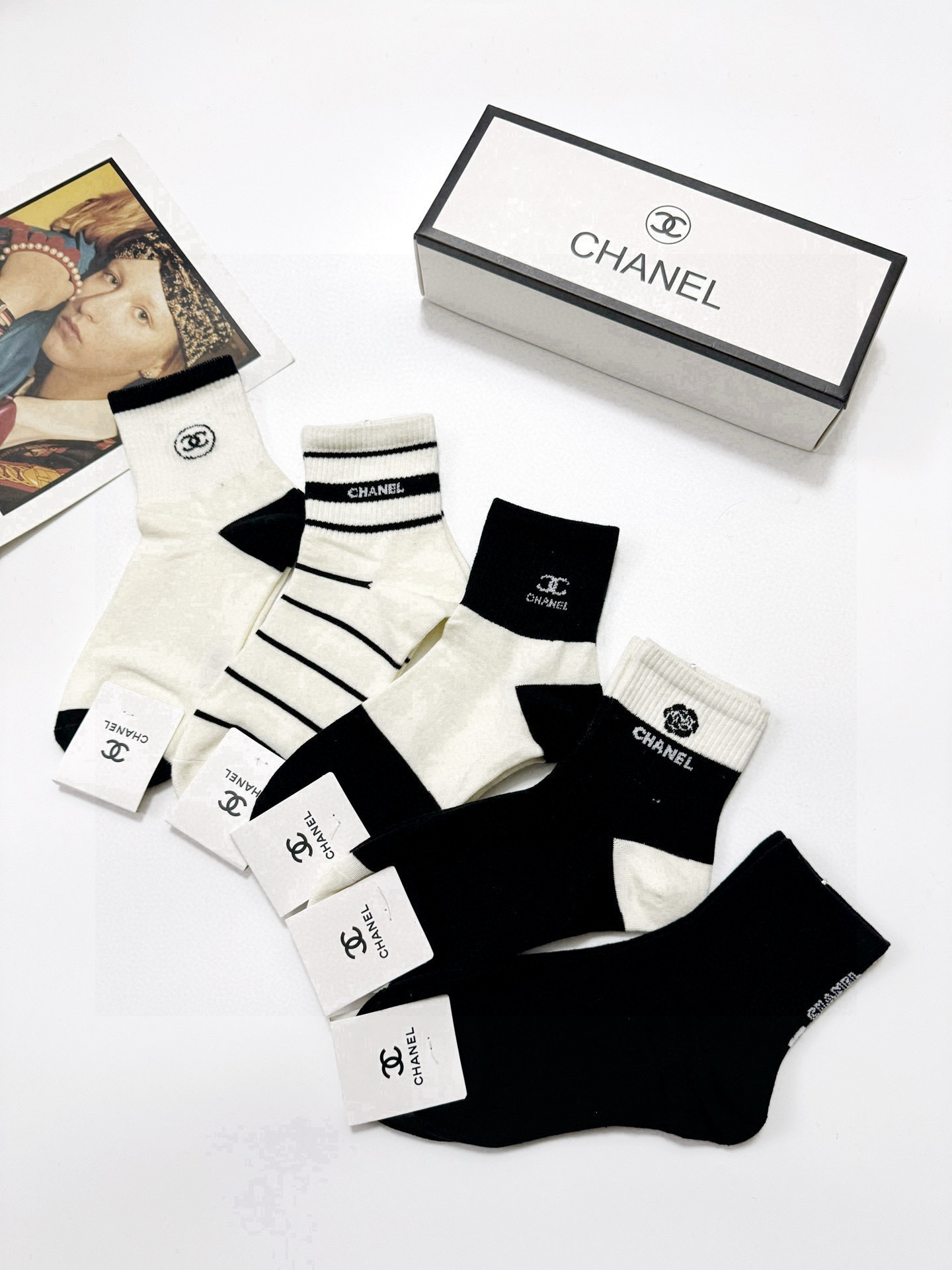  配包装
🌟【一盒5 双】
 🌟Chanel 香奈儿 经典字母logo 纯棉中筒袜   ，ins超火爆短