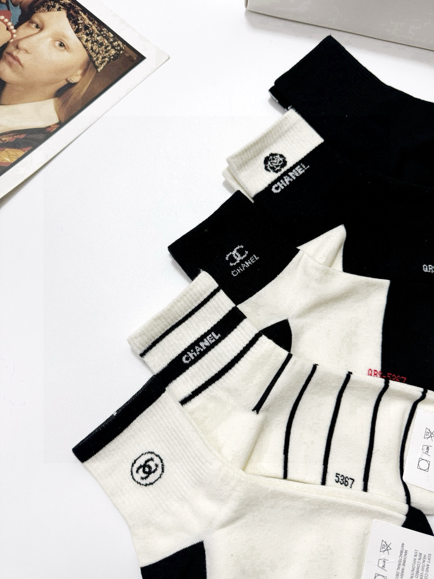  配包装
🌟【一盒5 双】
 🌟Chanel 香奈儿 经典字母logo 纯棉中筒袜   ，ins超火爆短
