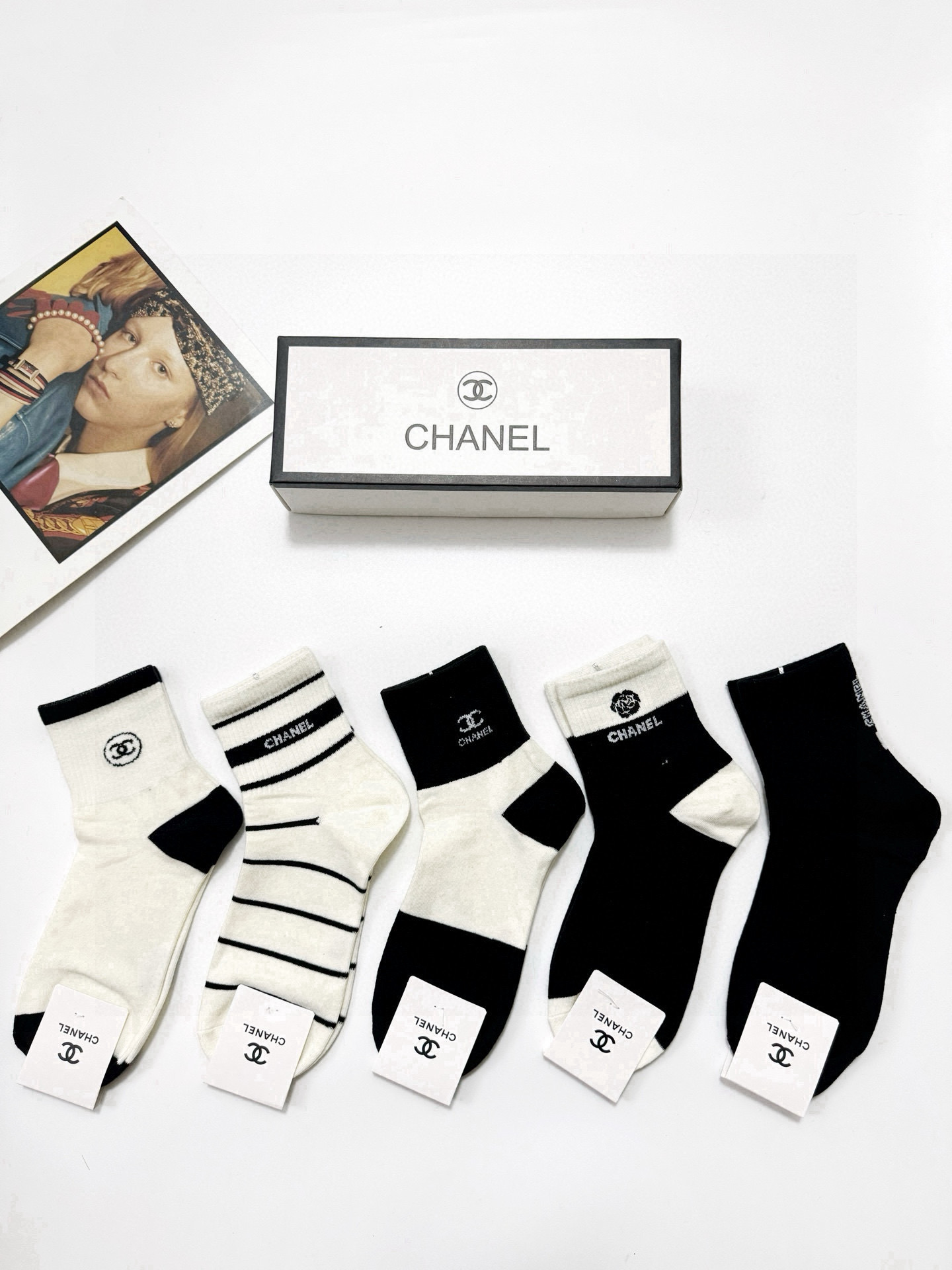  配包装
🌟【一盒5 双】
 🌟Chanel 香奈儿 经典字母logo 纯棉中筒袜   ，ins超火爆短