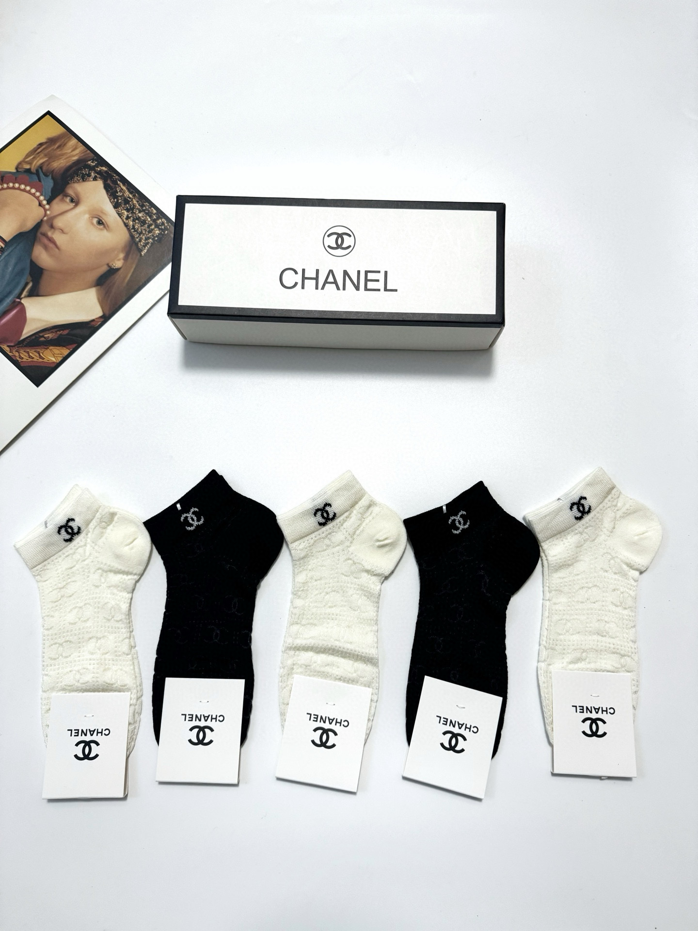  配包装
🌟【一盒5双】
🌟Chanel 香奈儿 经典字母logo 超薄船袜，纯棉 短袜空调袜
🌟ins